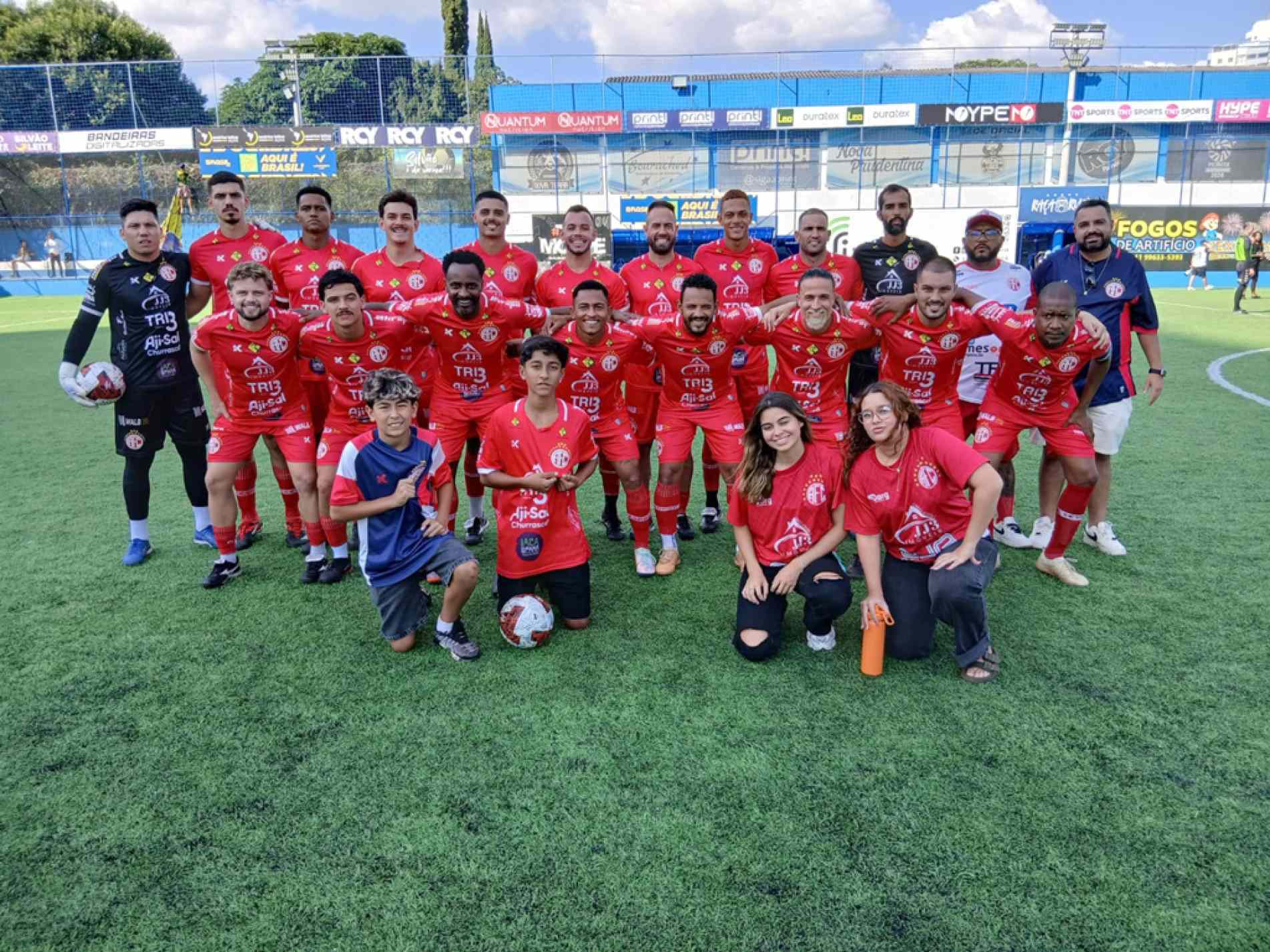 Tradicional equipe fundada em 1948 acumula títulos no futebol de várzea e promove ações sociais
