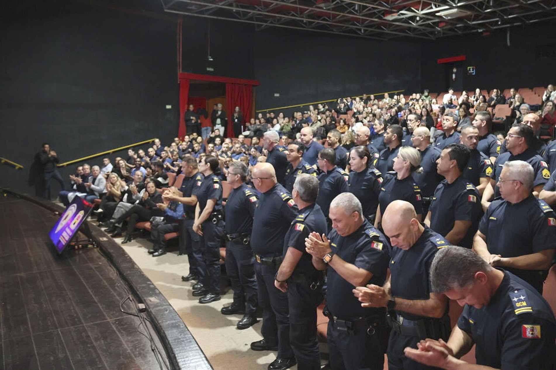Guardas foram promovidos por concurso interno; prefeitura também iniciou formação de novos agentes e convocou aprovados para 102 vagas na corporação
