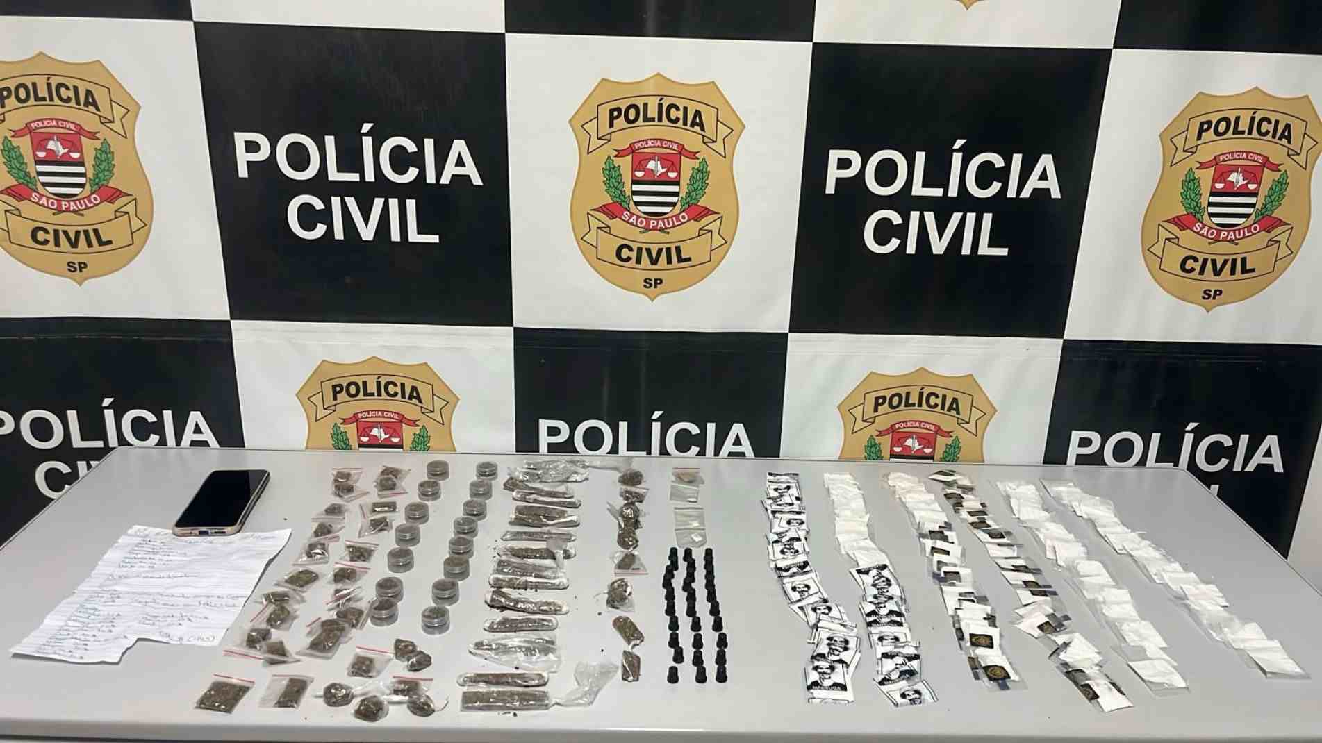 oram apreendidas 30 porções de crack, 70 porções de maconha, 107 de cocaína e três porções da substância conhecida como 