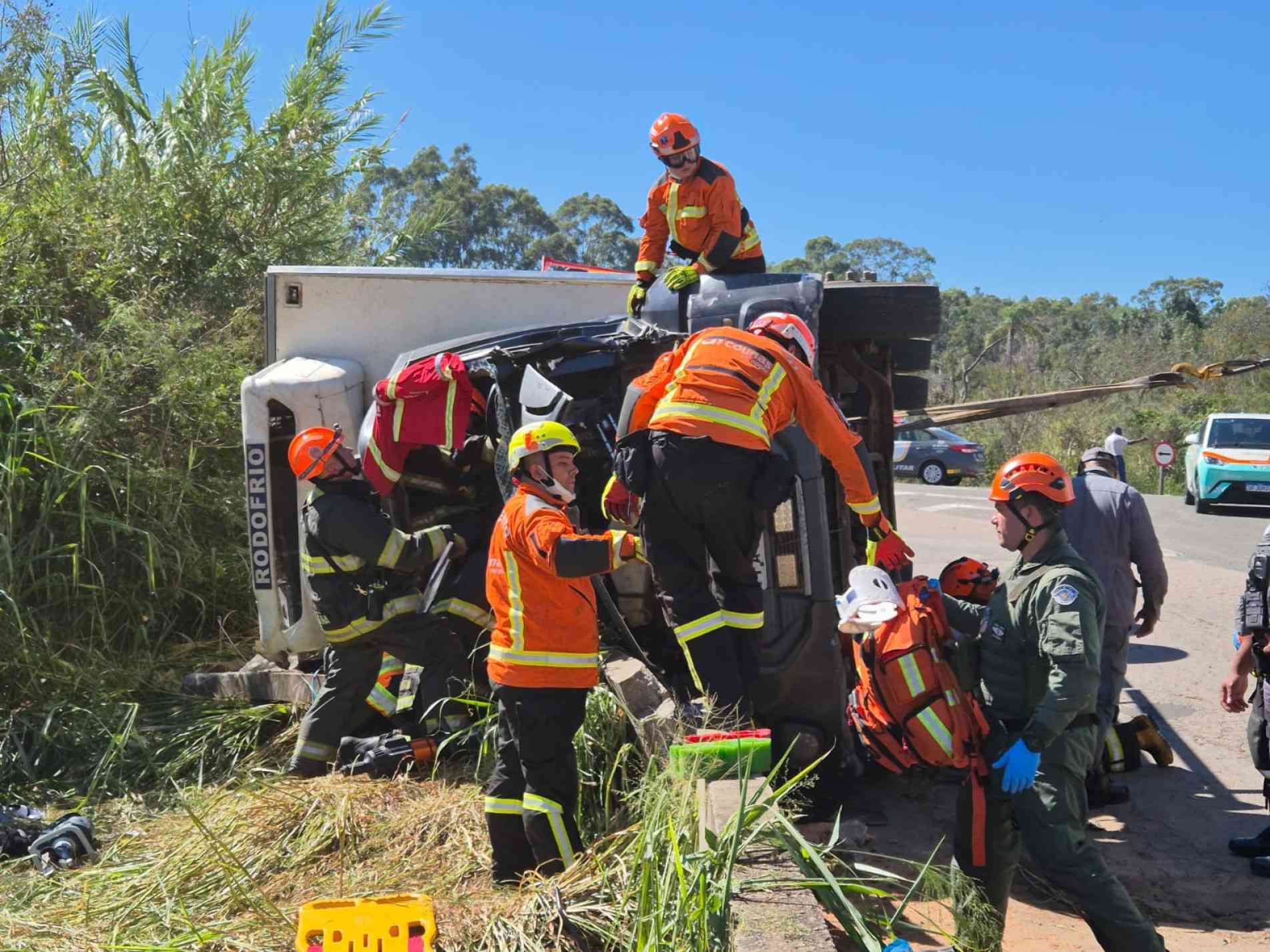 Caminhão tomba e deixa três feridos na rodovia Hilário Ferrari