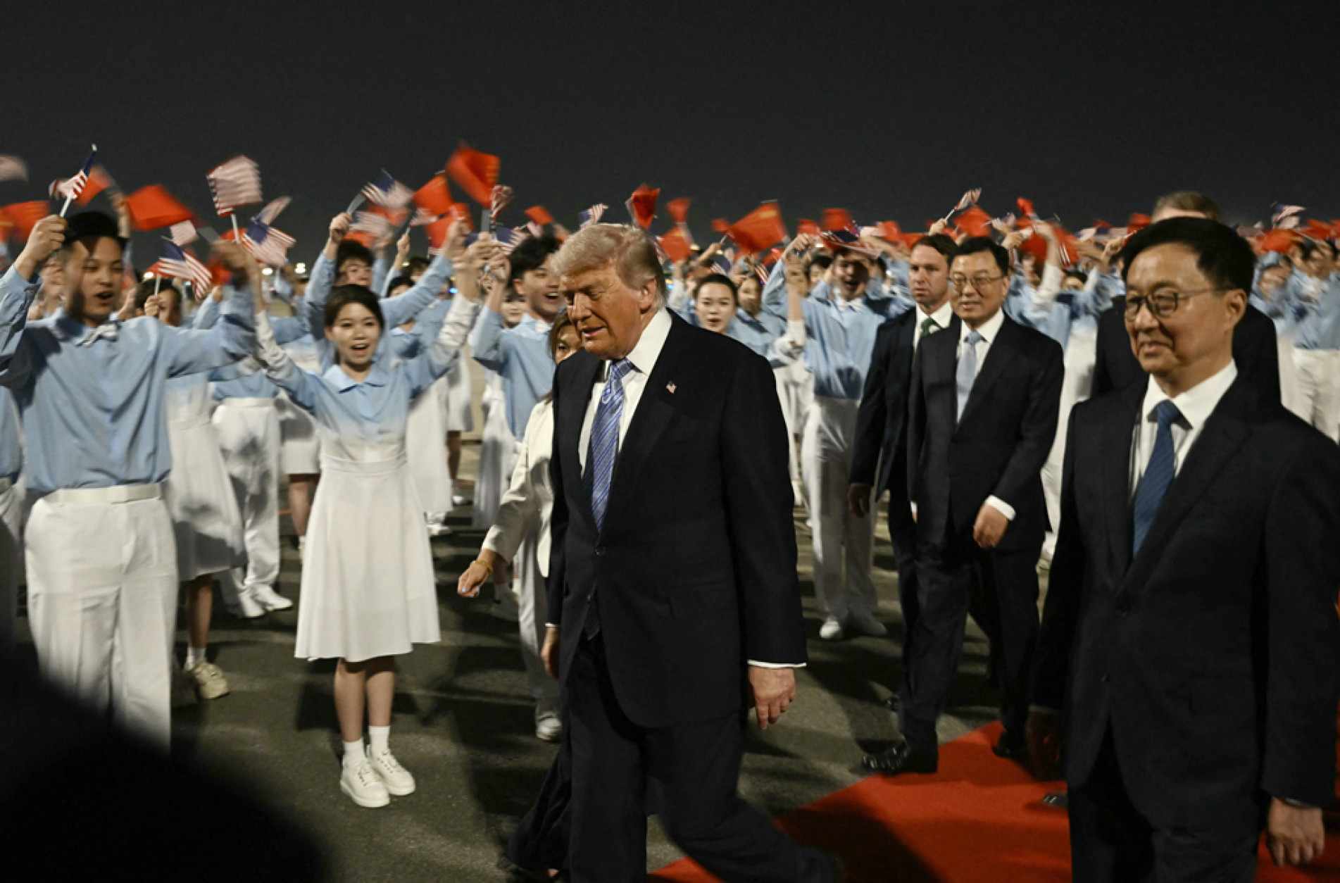 Donald Trump foi recebido com tapete vermelho e flores
