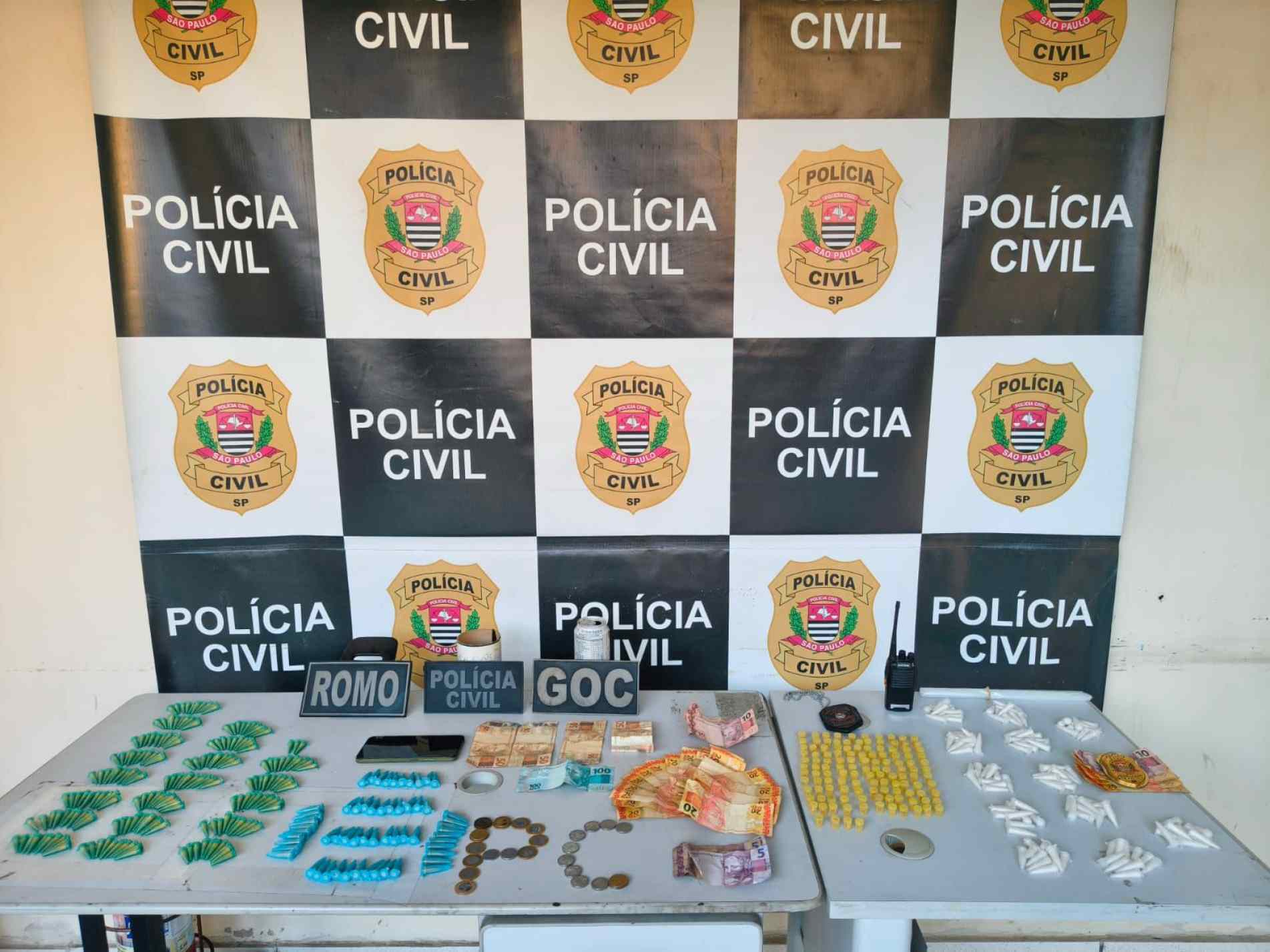 Com o adolescente, os agentes apreenderam 263 porções de cocaína, R$ 661 em dinheiro e um aparelho celular.