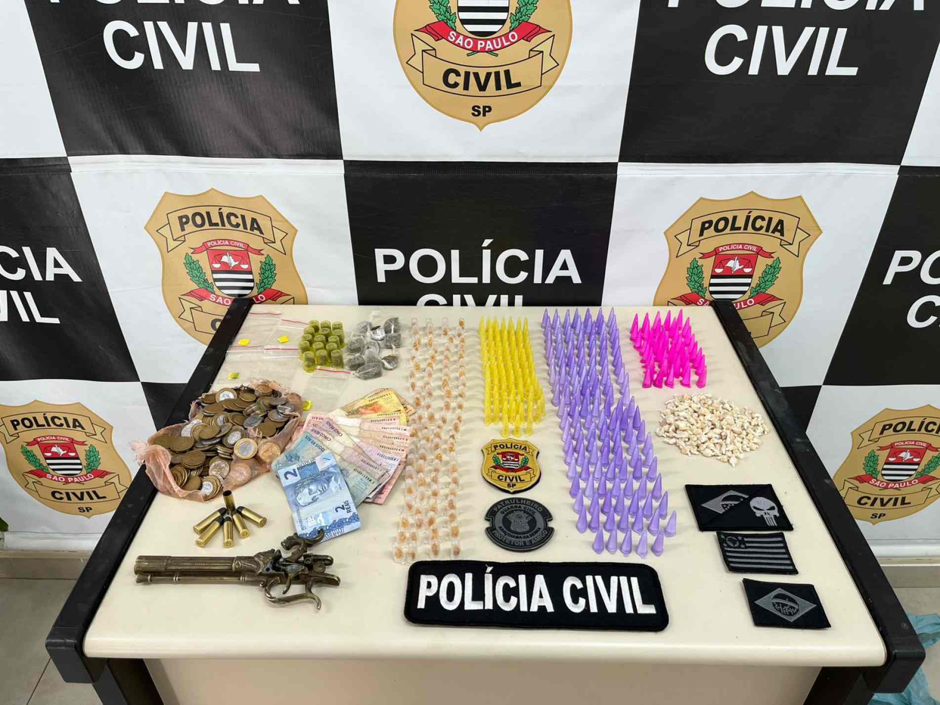 537 porções de drogas, uma arma de fogo e munições foram apreendidas 