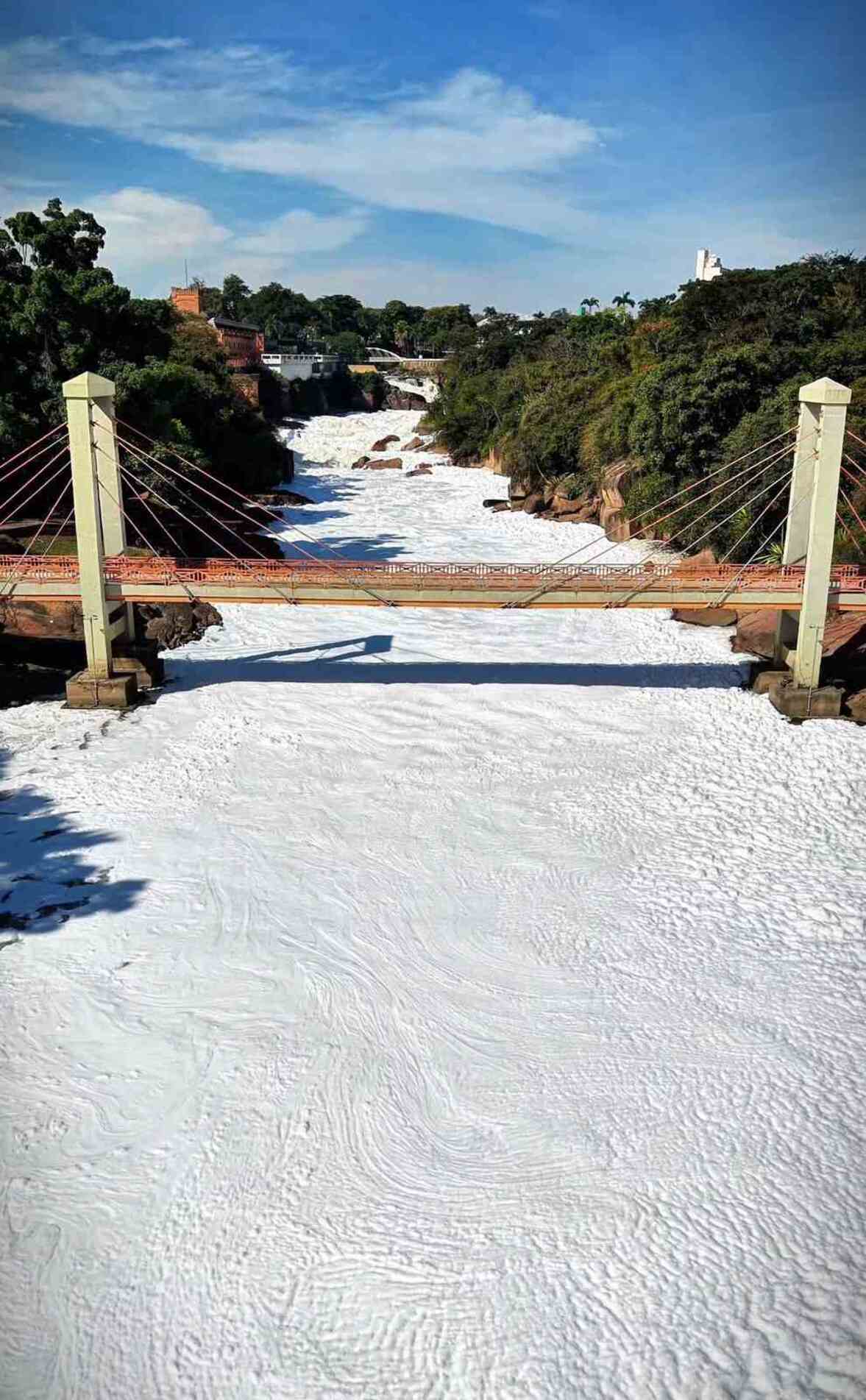 O problema é agravado pela carga de poluição que chega ao Rio Tietê a partir da Região Metropolitana de São Paulo