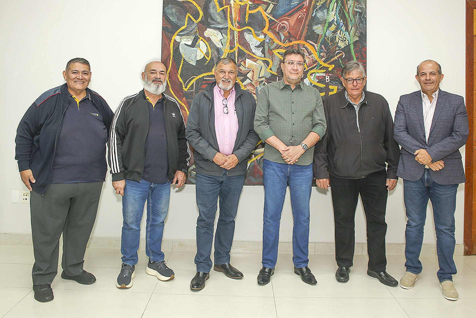 Da esquerda para direita, Moisés Rengifo, Marcelo Bonando, Ricardo Rosendo, 
Tirso Pereira Cardoso, José Antônio Bolina (todos do Rotary Clube Sorocaba Leste) e o diretor vice-presidente da diretoria executiva da FUA, César Augusto Ferraz dos Santos
