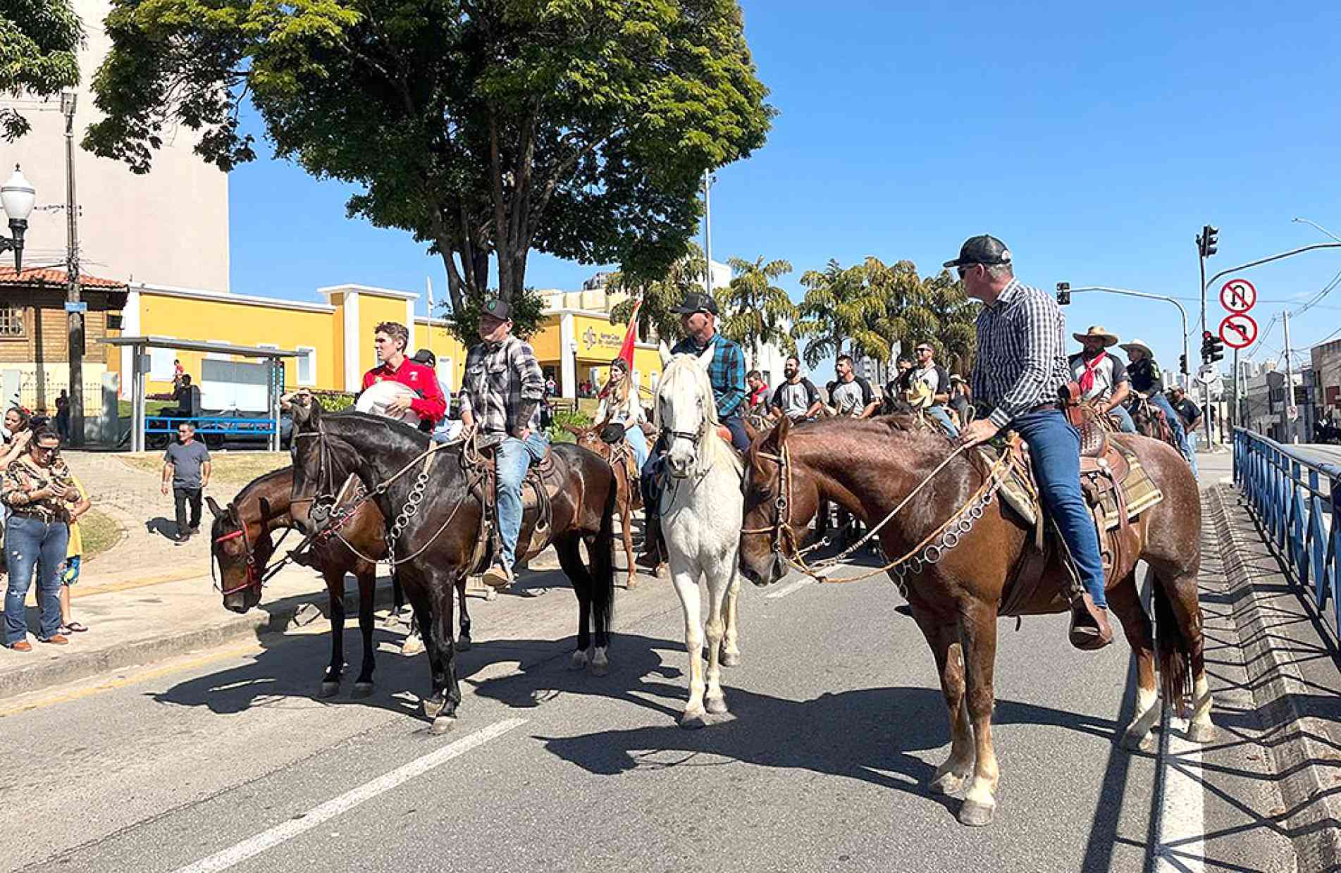  Desfile e cavalgada relembram as antigas feiras de muares, em meados do século XVIII
