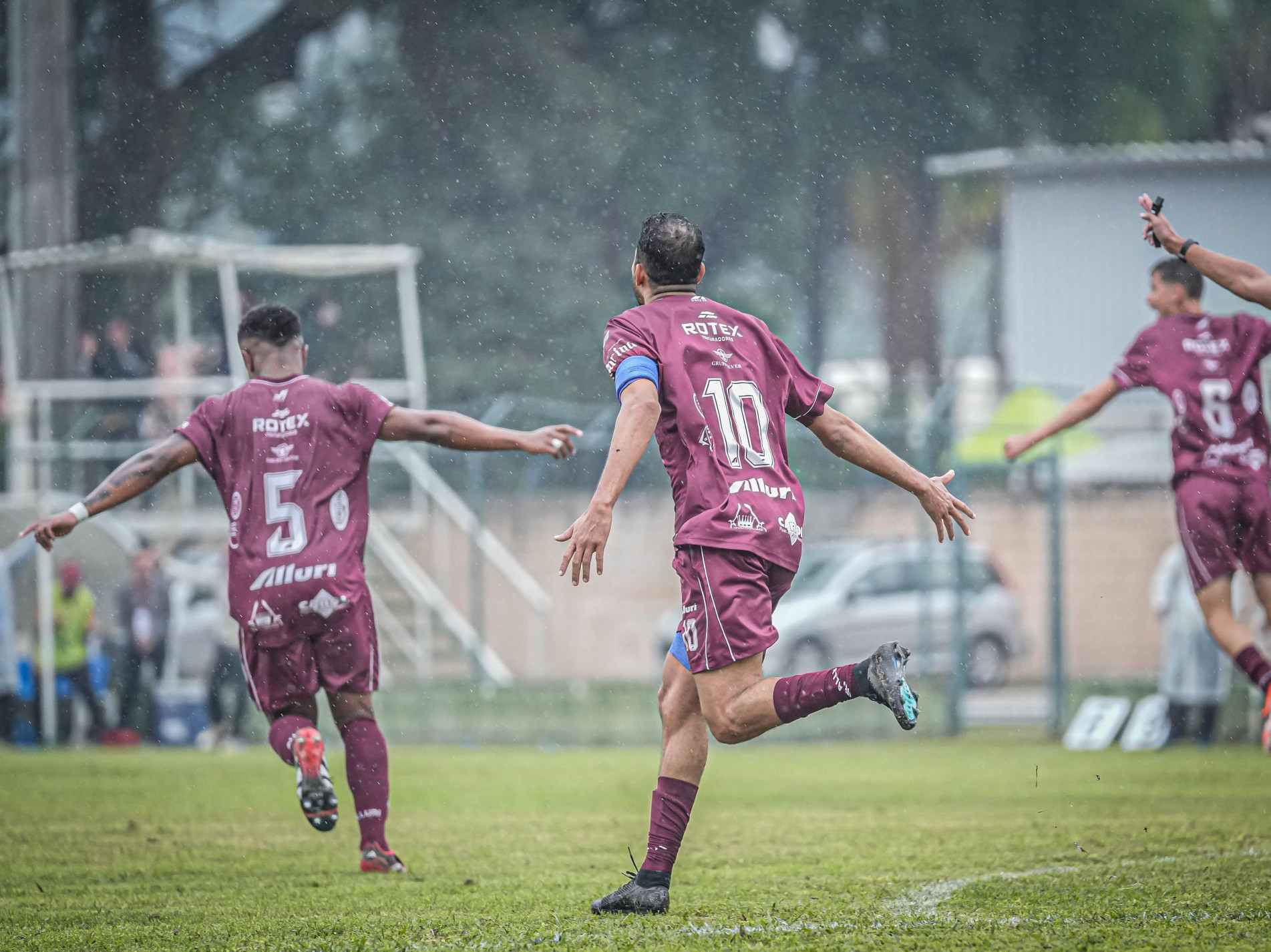 Os gols do Tigre foram marcados por Geuvânio, duas vezes, e Kauan Daniel
