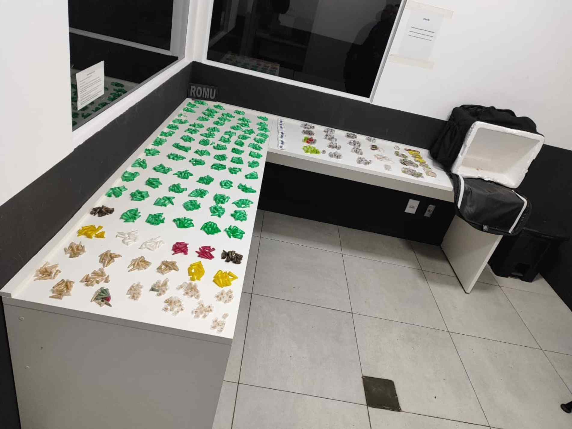 Ao todo, foram apreendidas 847 porções de cocaína, 167 de maconha, 146 de crack, 22 de haxixe e uma porção de lança-perfume