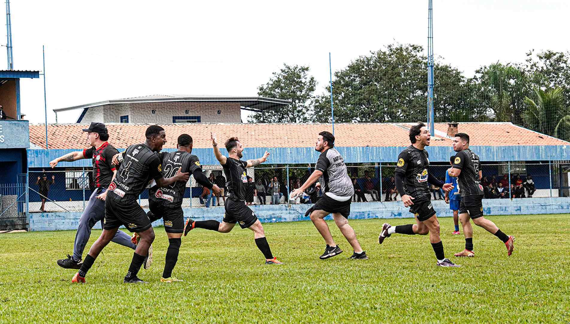 Jogadores do Sant’Ana comemoram chegada à final e o consequente acesso