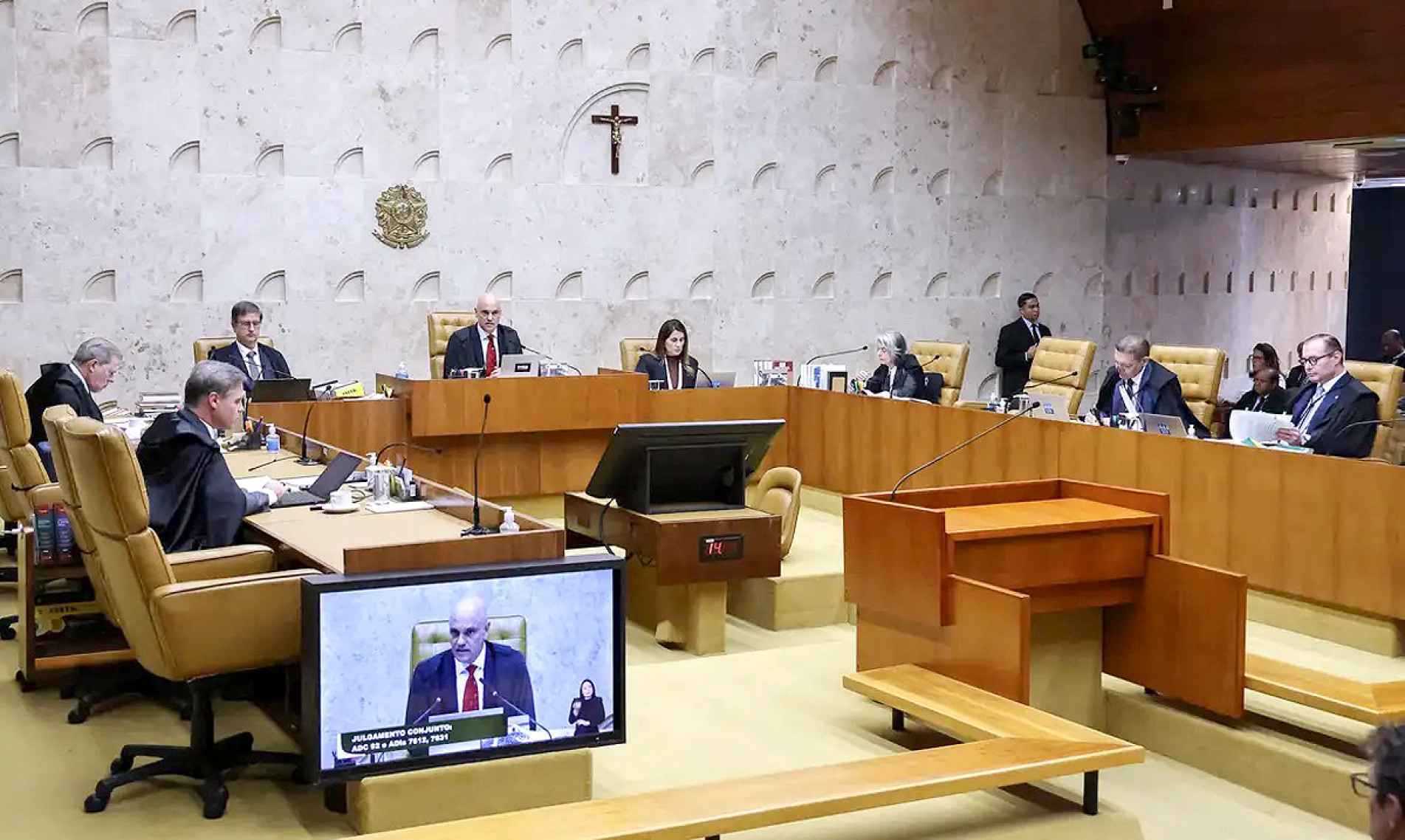 Para especialistas, críticas fazem parte do debate eleitoral, embora ataques institucionais e a disseminação de informações falsas possam levar à Justiça Eleitoral