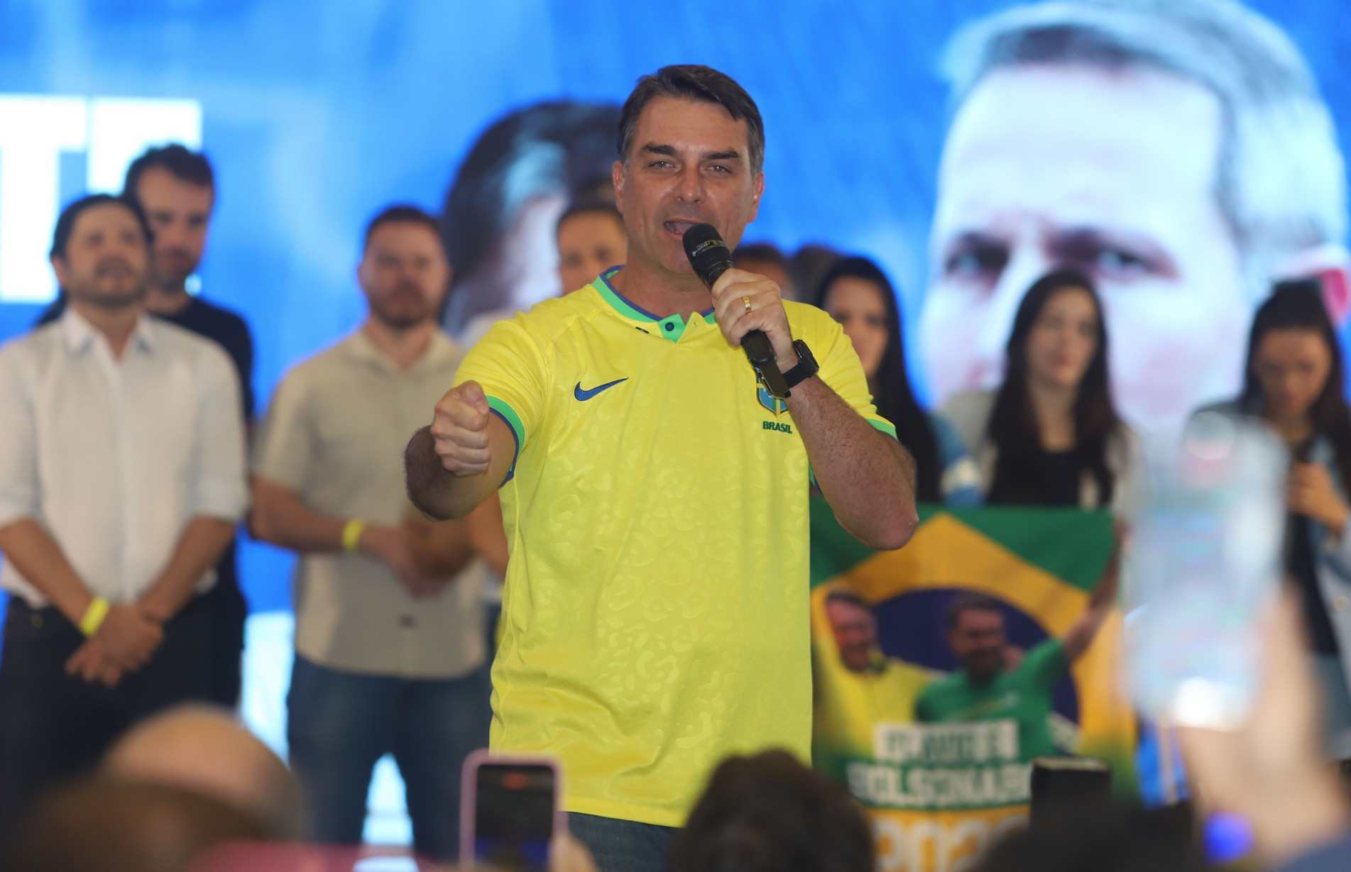 Flávio Bolsonaro não comenta caso envolvendo Vorcaro em evento de pré-candidatura de Derrite em Sorocaba 