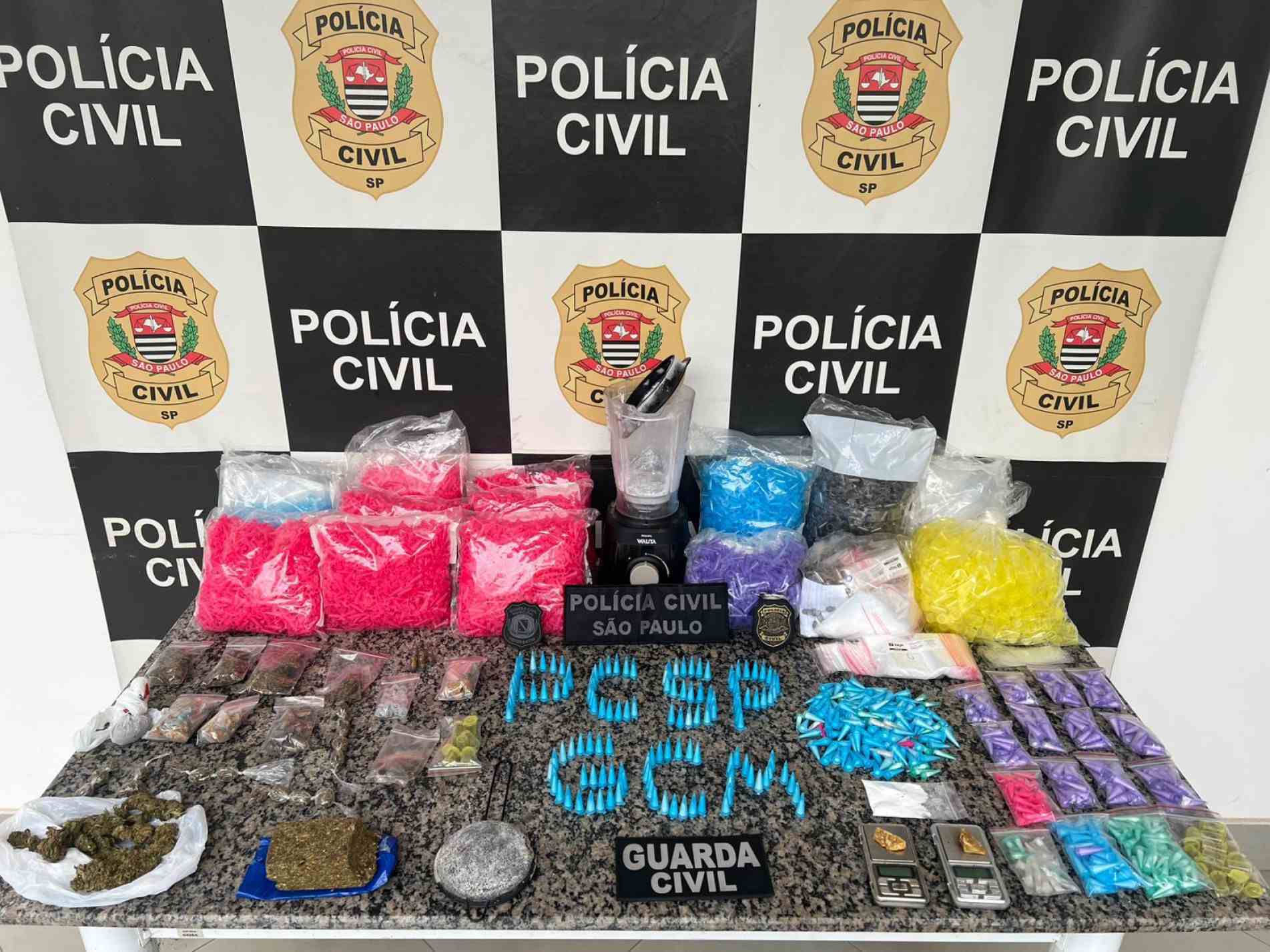 Ação policial conjunta cumpre mandados e apreende drogas na região 