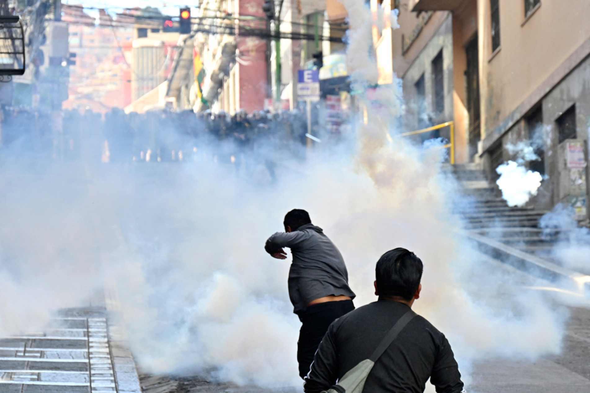 Há confrontos de polícia e manifestantes na capital La Paz