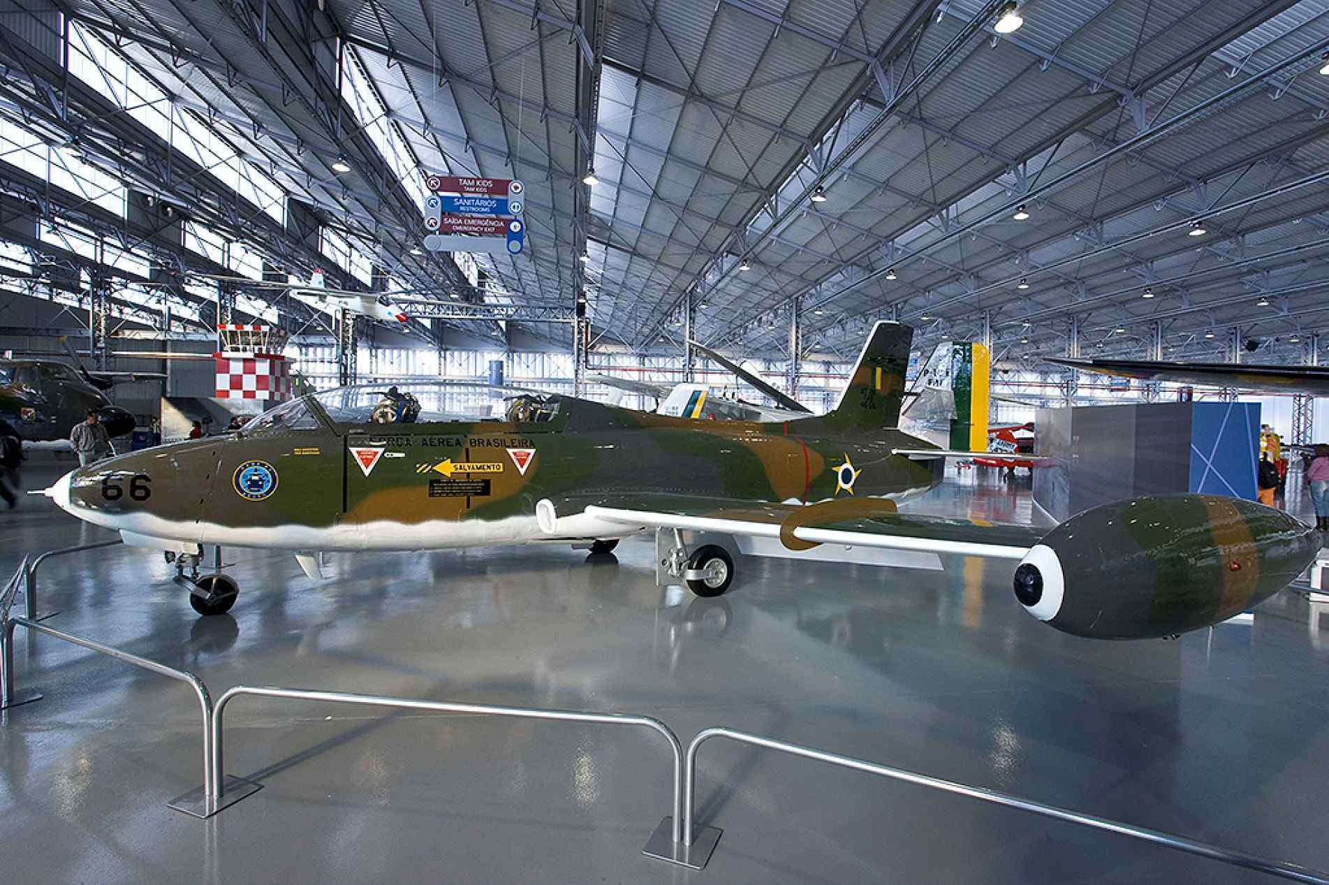 Hangar a c&eacute;u aberto est&aacute; integrado aos jardins e &agrave;s obras de arte contempor&acirc;nea j&aacute; existentes no local