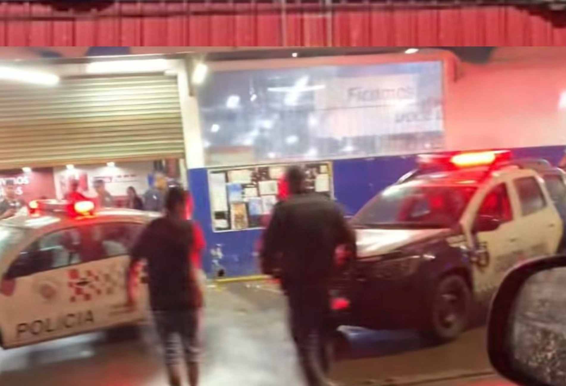 As equipes da PM isolaram o local para a perícia da Polícia Científica