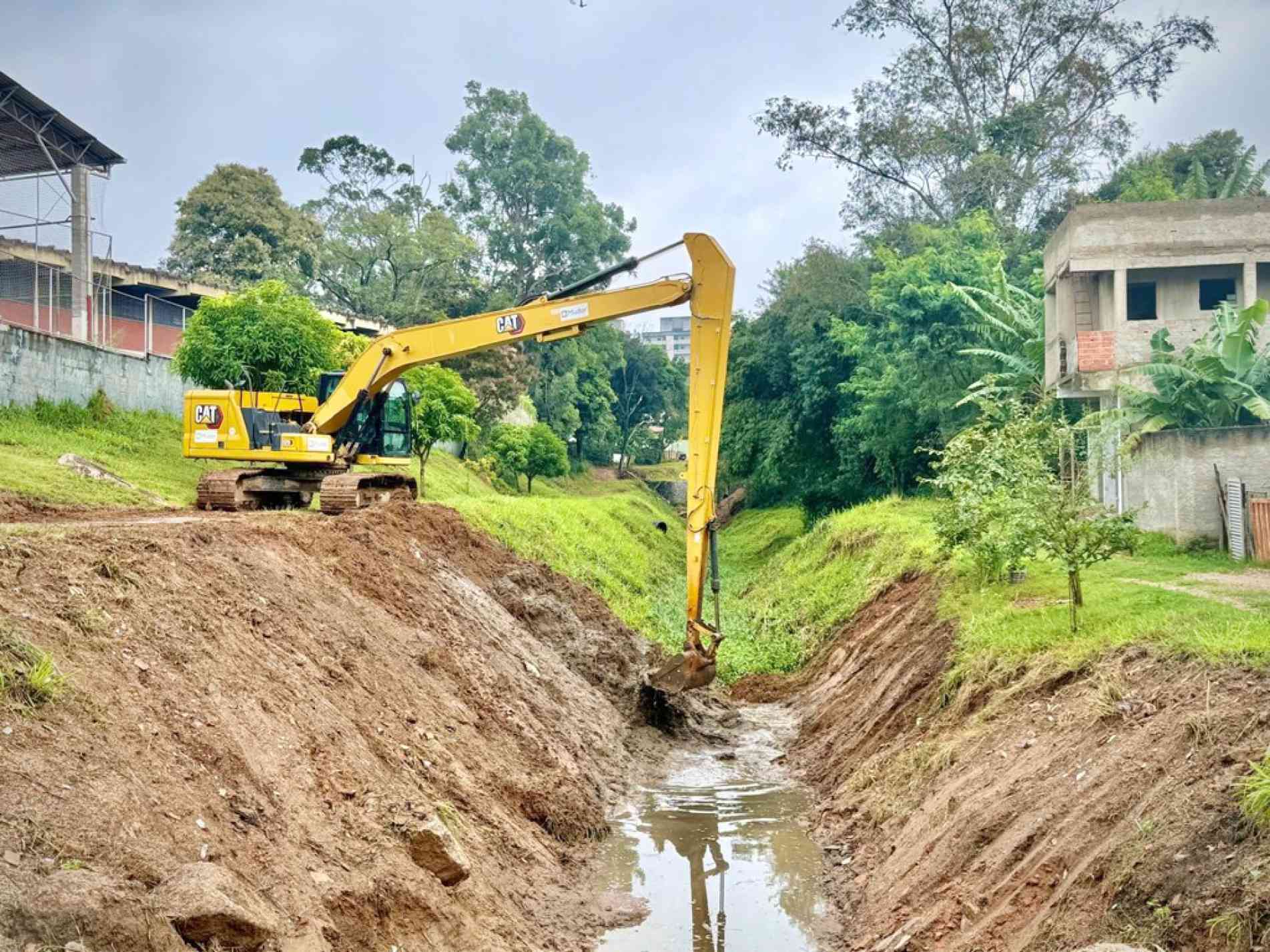 Saae efetua limpeza no trecho entre as ruas Evaristo da Veiga e Assis Chateaubriand