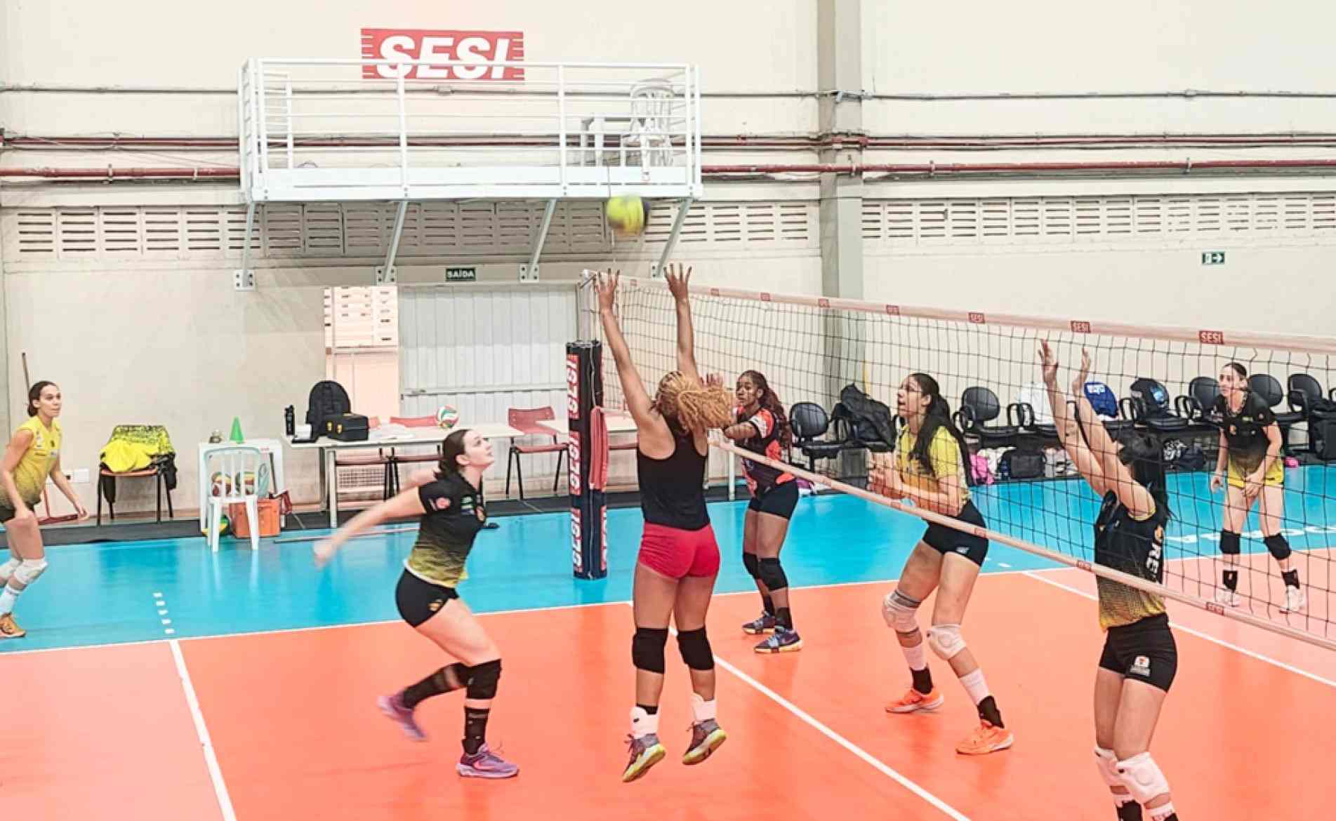 Garotas do vôlei treinam para desafio frente ao São José hoje no ginásio do Sesi
