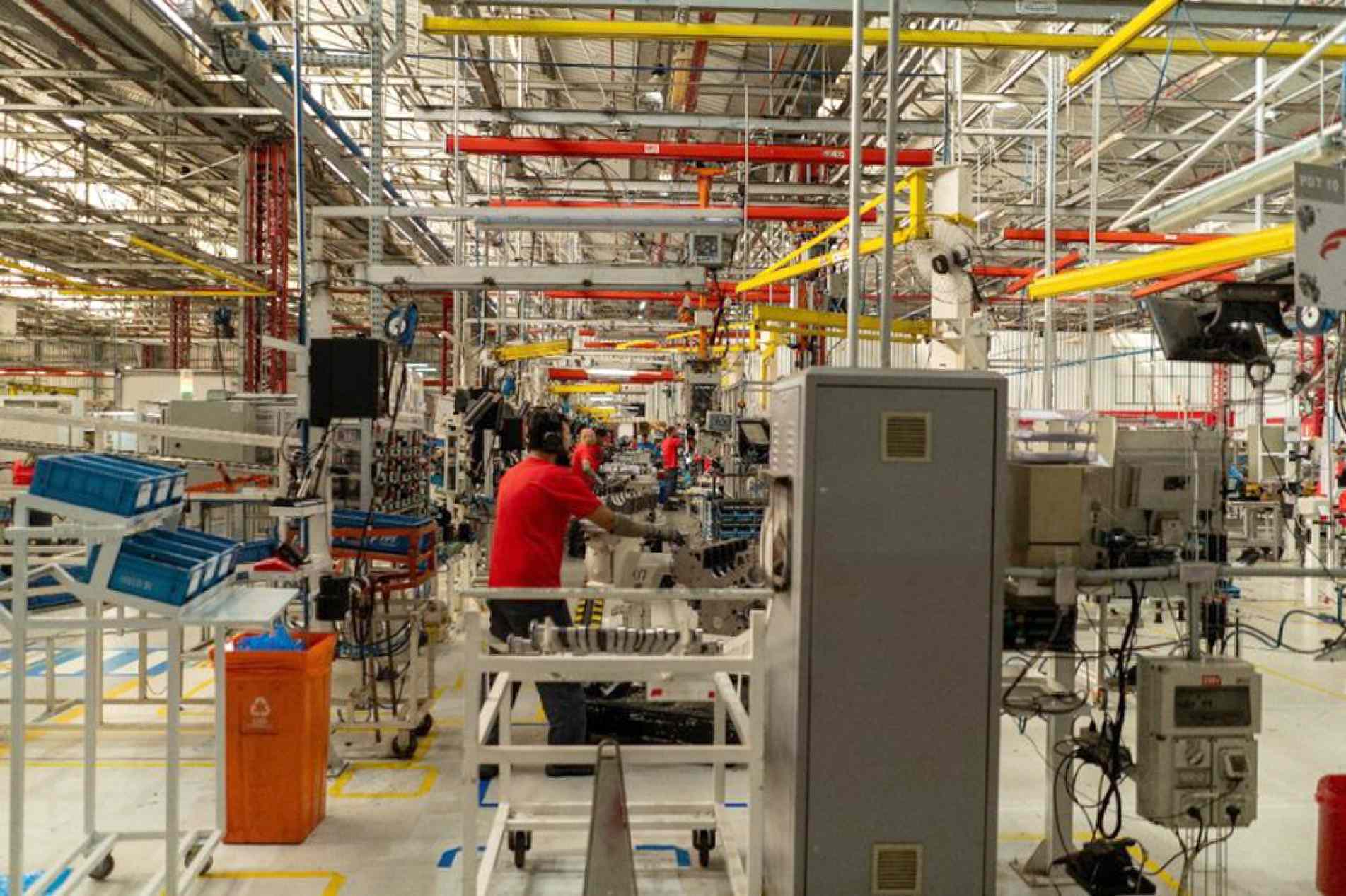 Atividade econômica caiu no mês, mas teve alta no trimestre