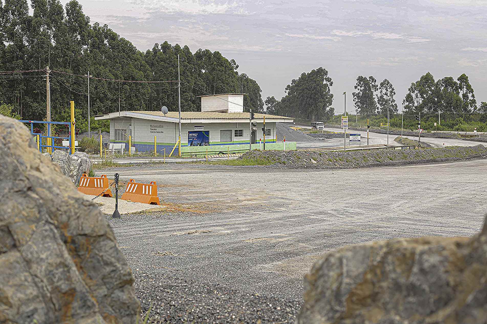 Pedreira da Votorantim Cimentos havia sido interditada e agora atendeu exigências do Ministério do Trabalho
