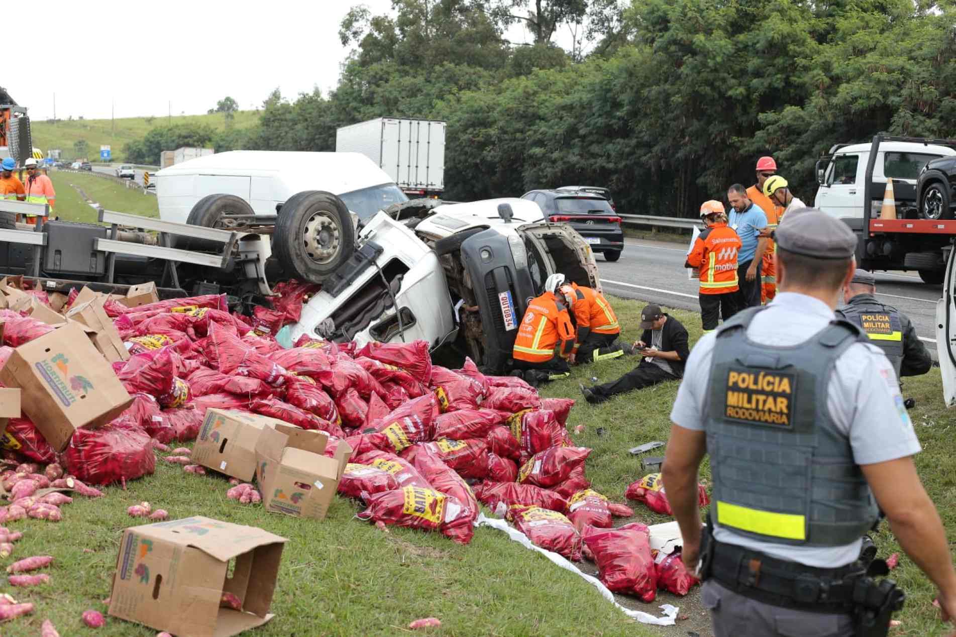 O tráfego precisou ser desviado pelo acostamento durante o atendimento da ocorrência