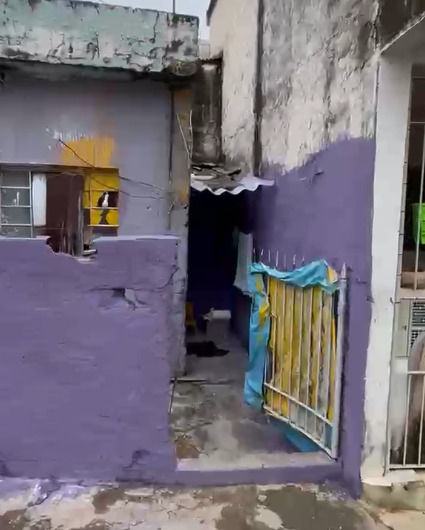 Os autores enviavam fotos e vídeos da vítima em cativeiro, mostrando agressões e ameaças.
