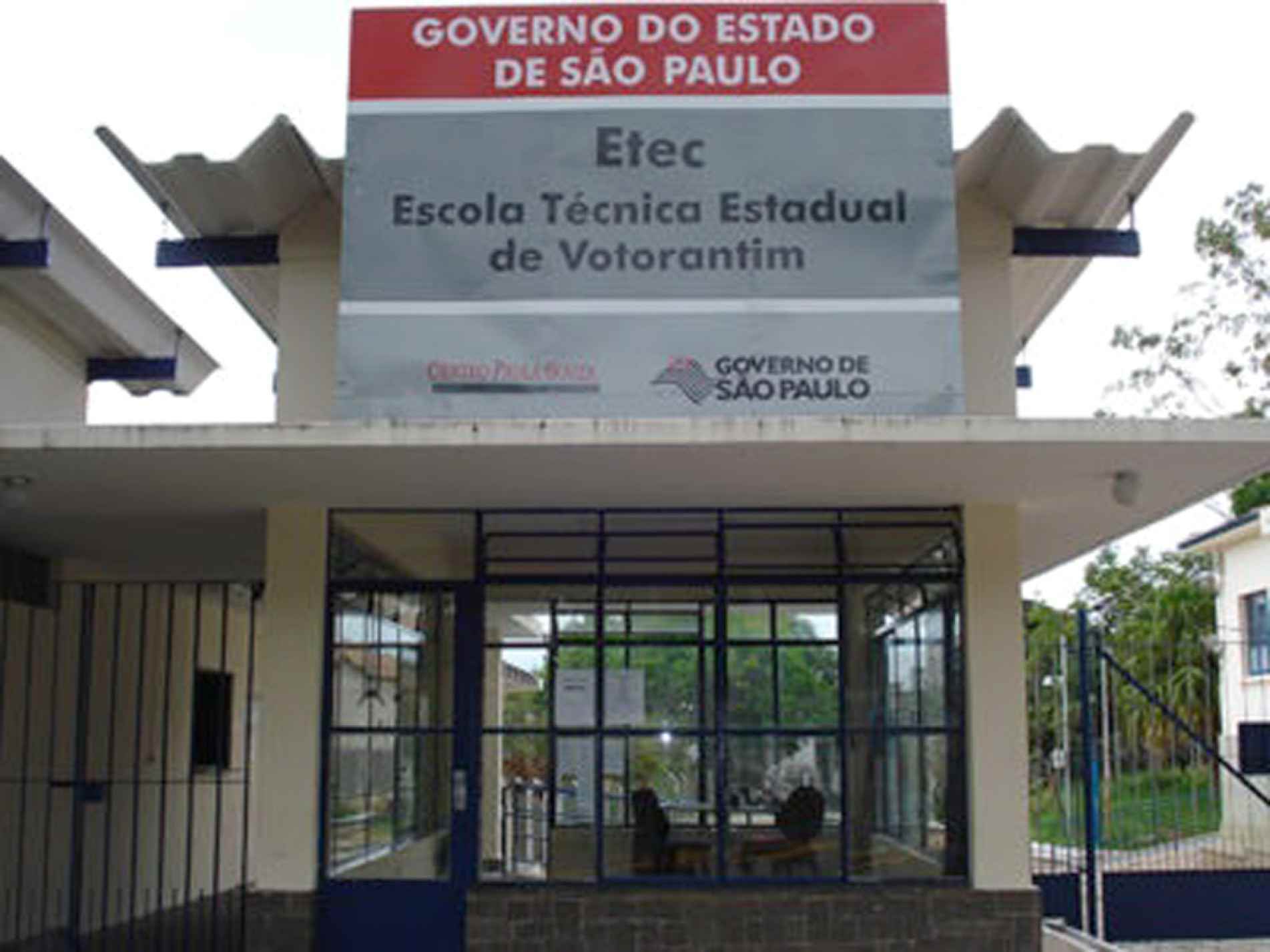 Suspensão das aulas ocorreu após paralisação de funcionários terceirizados responsáveis pela limpeza