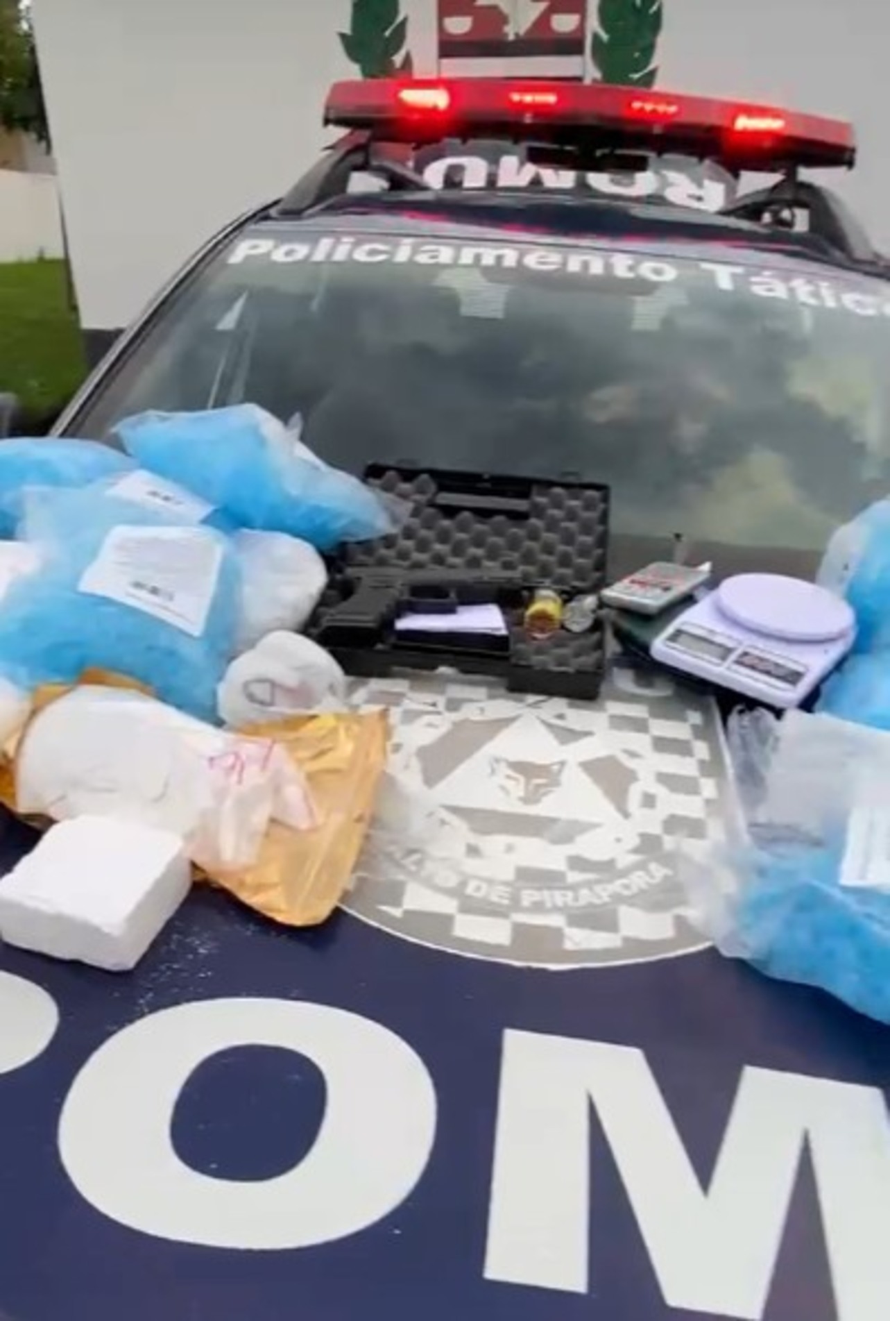 Os policiais localizaram grande quantidade de entorpecentes, entre cocaína e maconha, além de milhares de pinos utilizados para o preparo e armazenamento das drogas