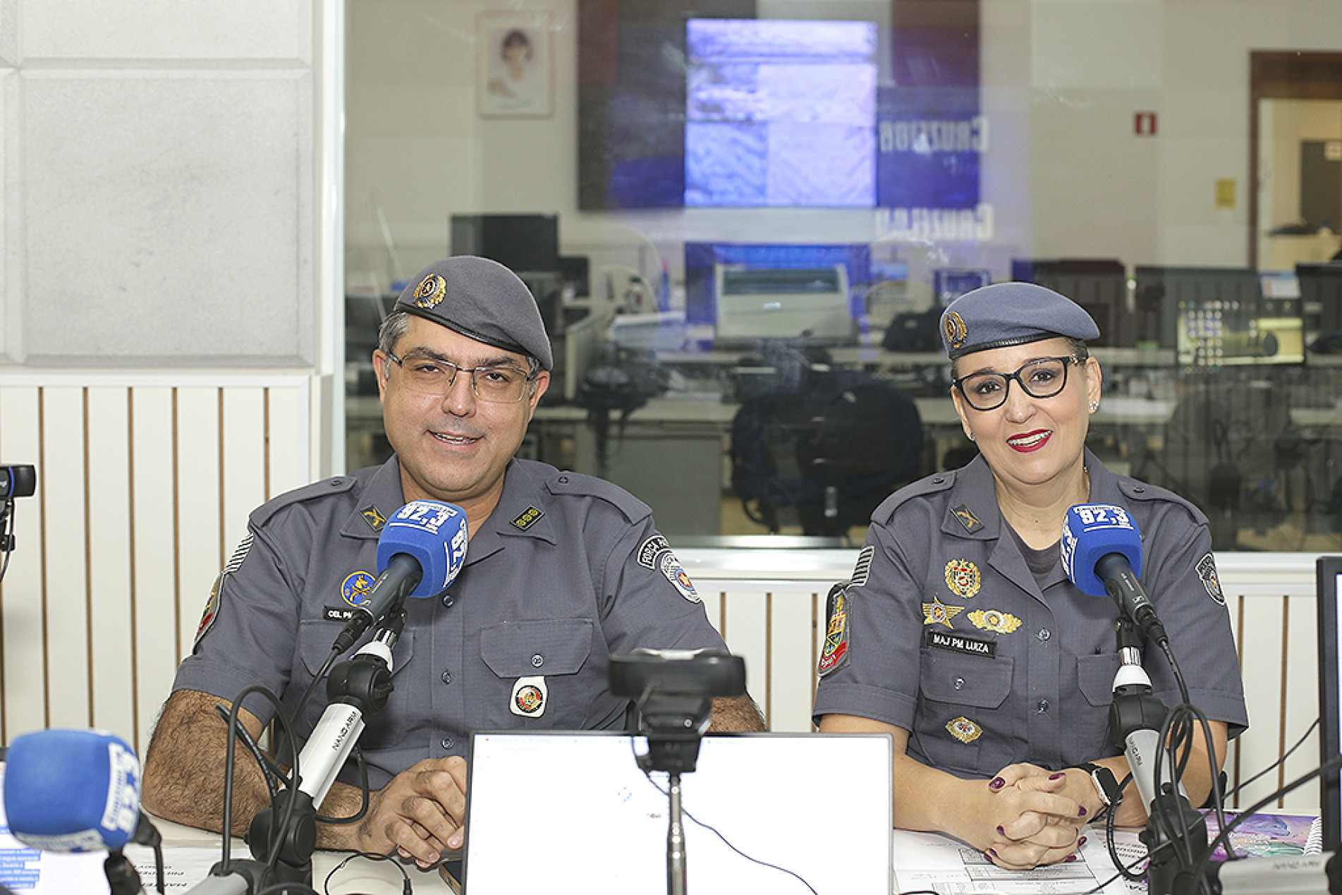 Coronel Ricardo Lopes de Souza Salomão, novo comandante do CPI-7, ao lado da major Luiza Maria Aidar de Oliveira Geraldi, comandan­te interina do 40º BPM/I