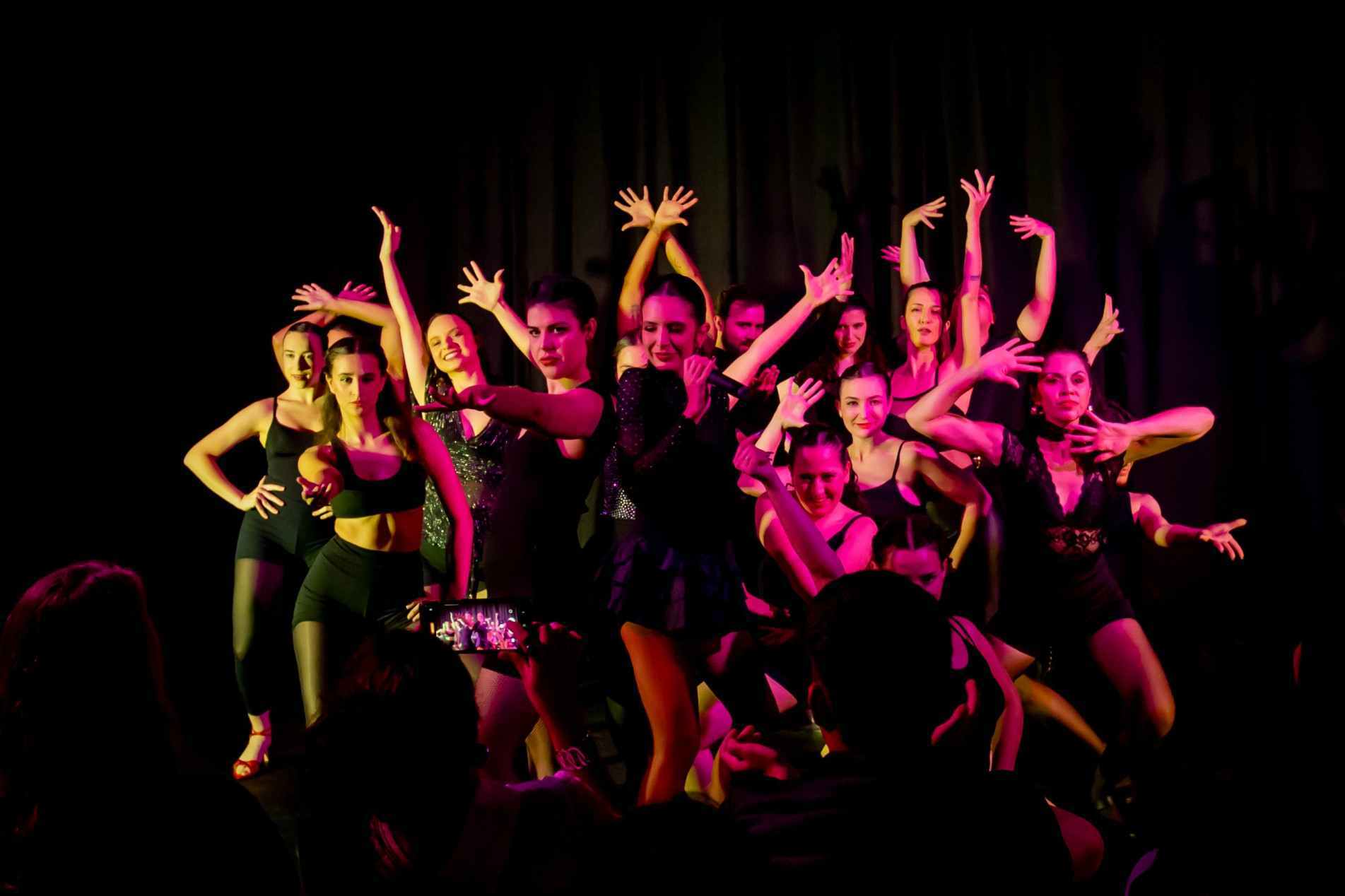 A montagem percorreu sucessos consagrados da história do teatro musical - como O Fantasma da Ópera, O Rei Leão, Mamma Mia, Grease, Chicago, Nine, Cabaré e Wicked