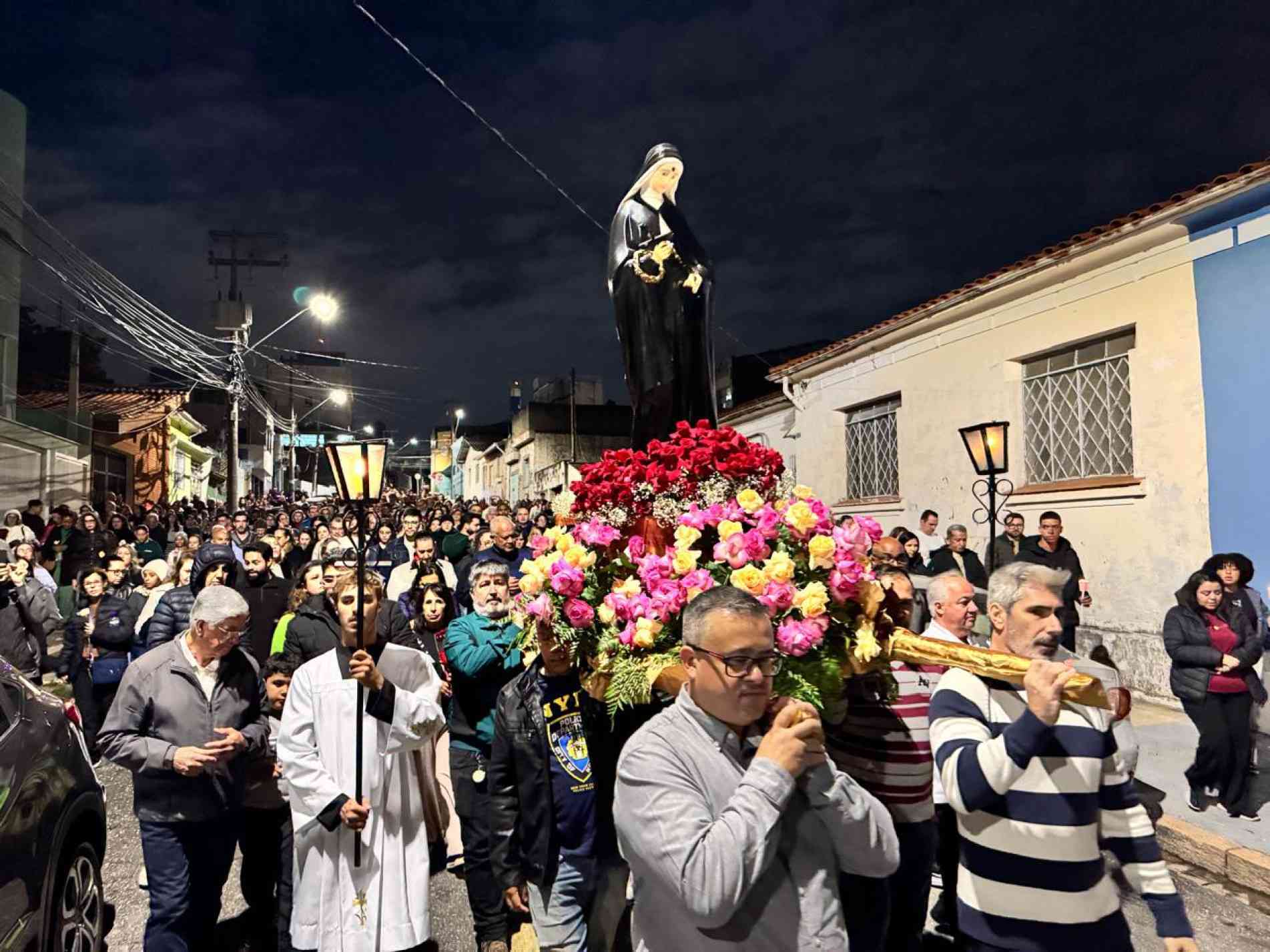 Procissão demonstra fé no entorno da Paróquia Santa Rita de Cássia