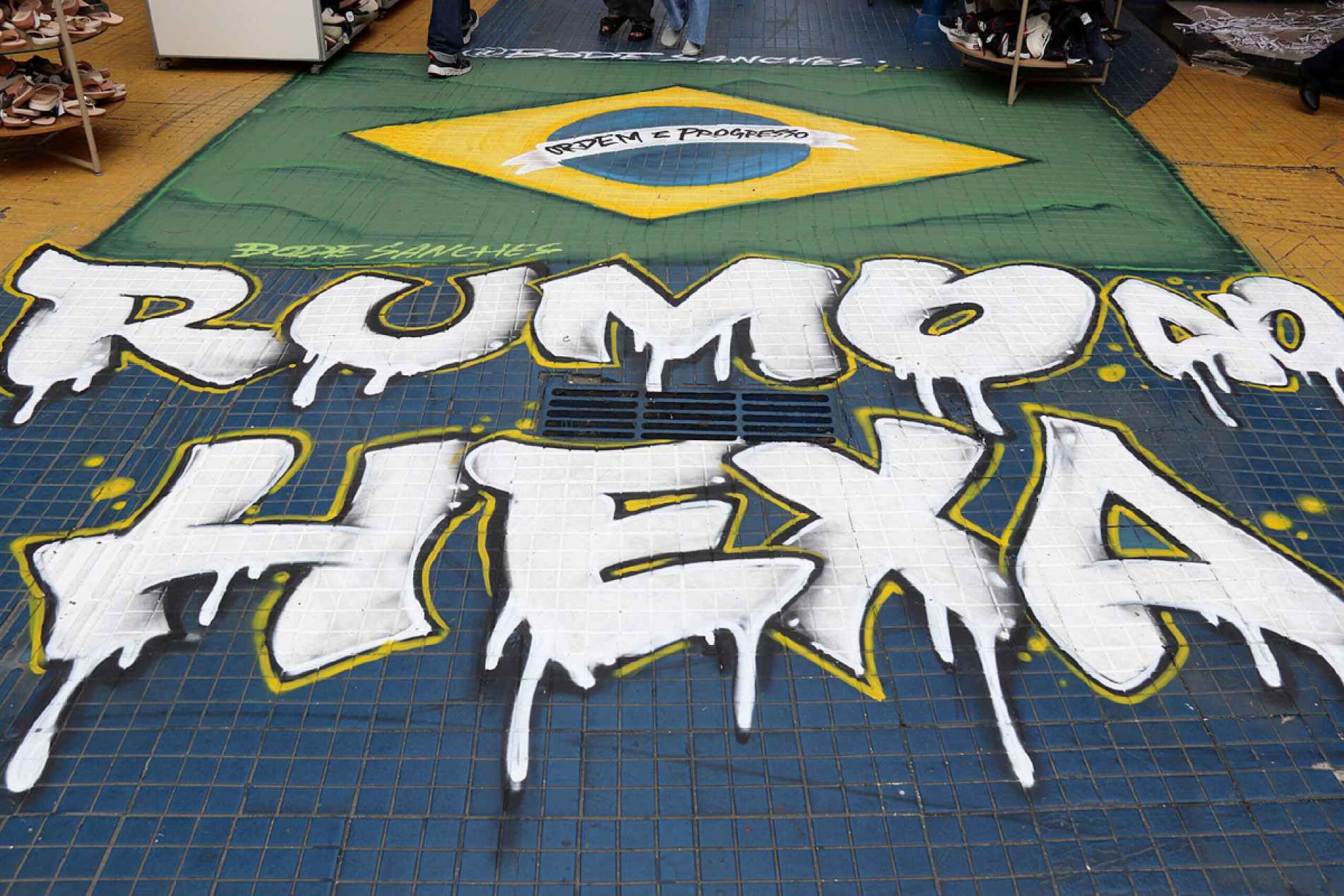 Bulevar Braguinha, na região central, recebe pintura incentivando a seleção
