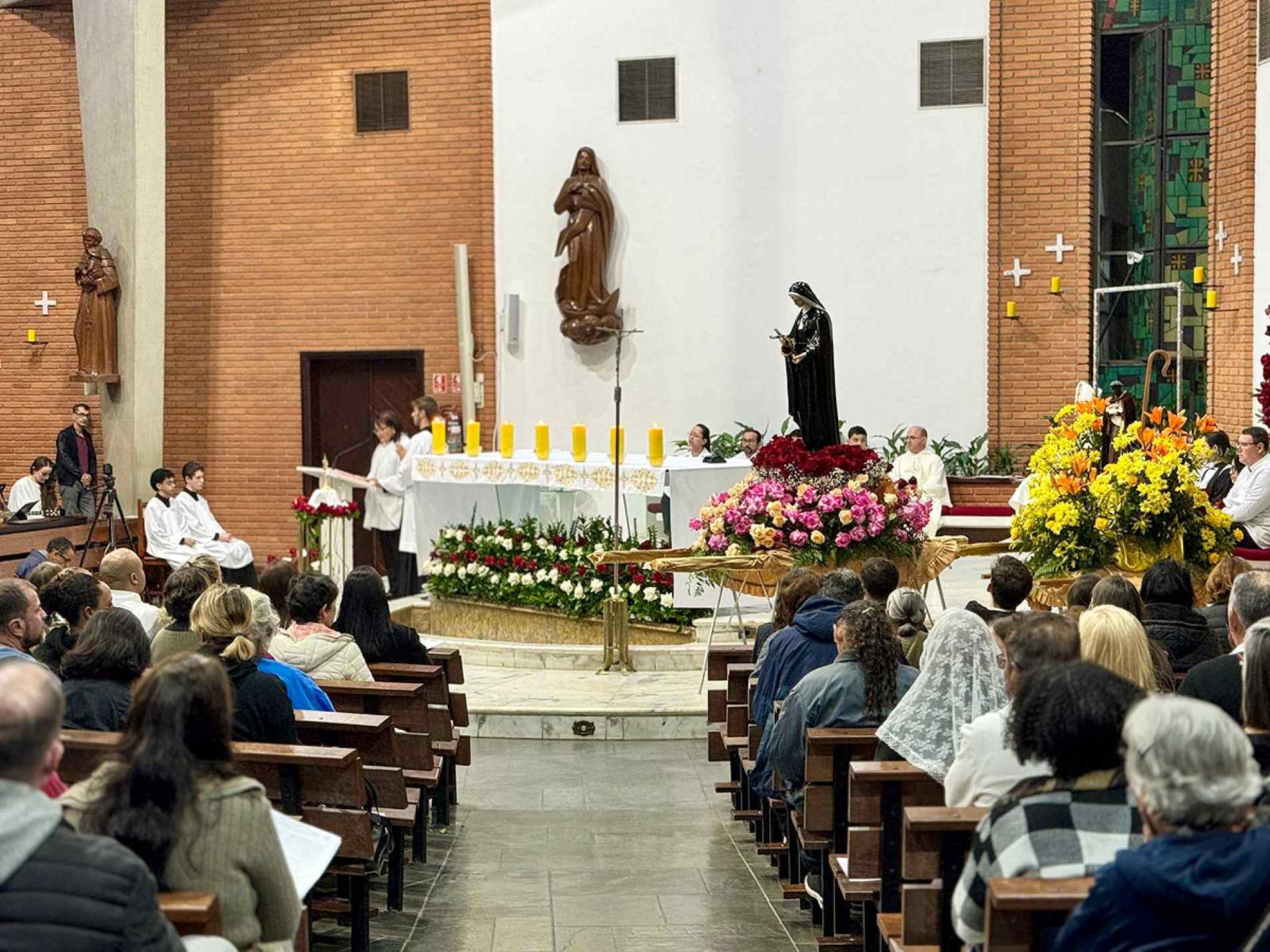 Santa foi beatificada e reúne milhões de devotos, que buscam sua intercessão por causas e pedidos