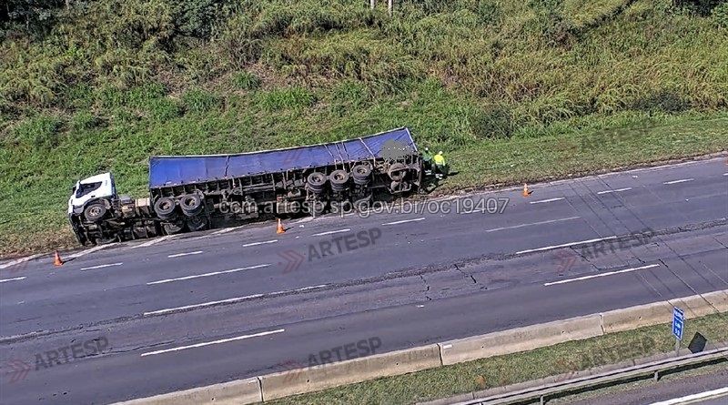 Por volta das 11h44, a concessionária informou que a faixa 5 precisou ser interditada para o início do destombamento da carreta