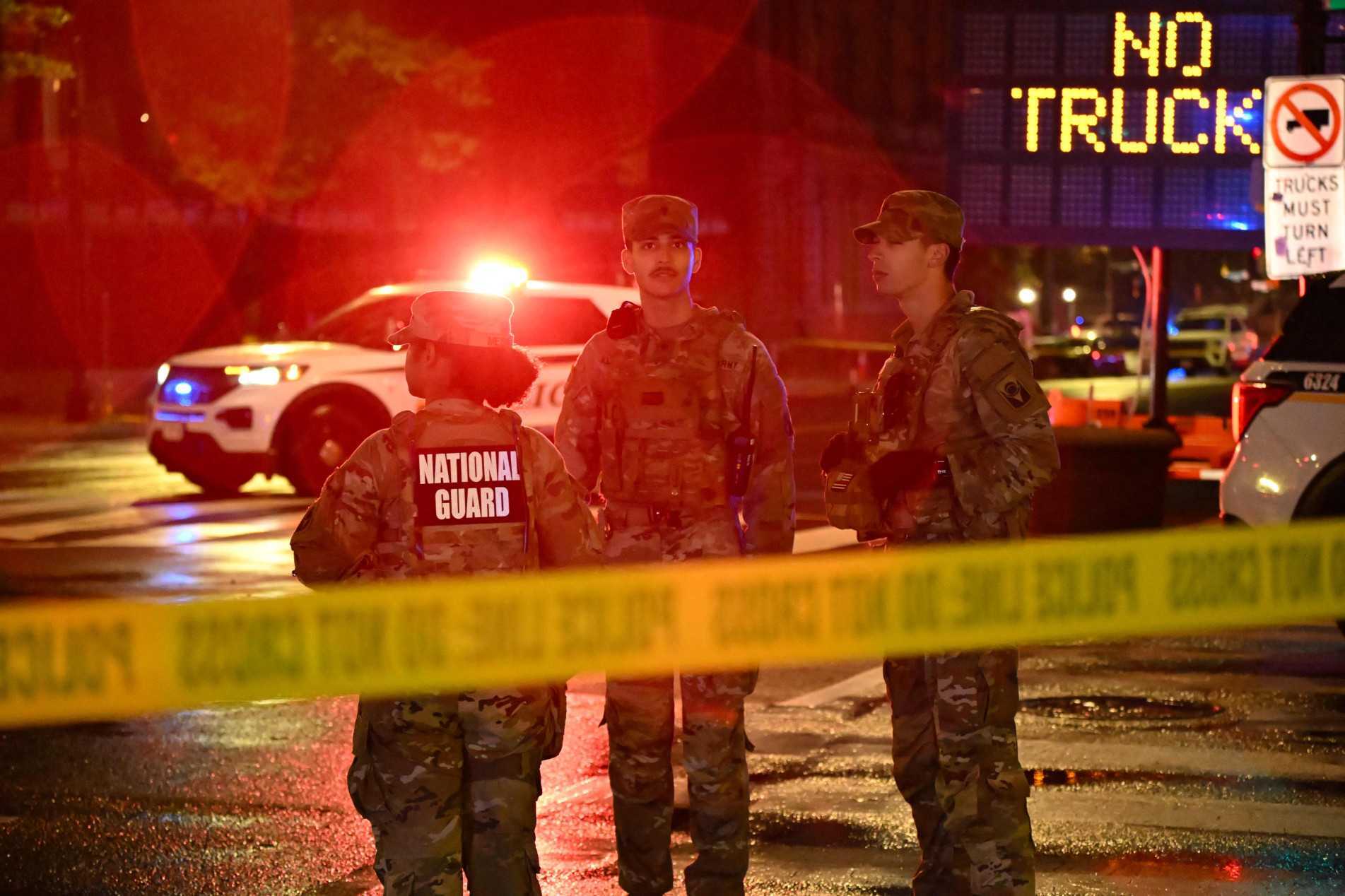 O atirador, identificado no início da madrugada pelo The New York Times como Nasire Best, morreu e um pedestre ainda foi ferido pelas balas