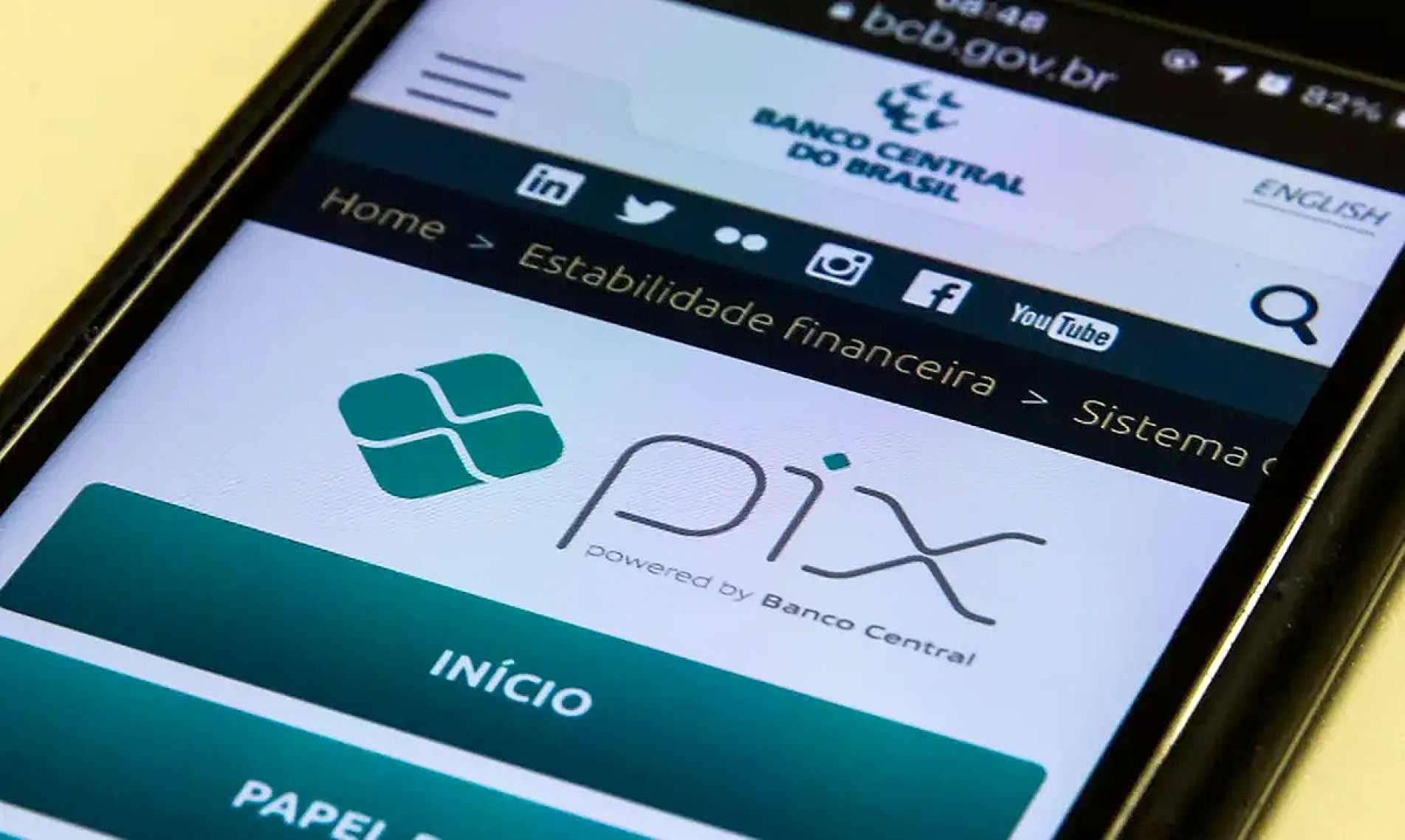 Criado pelo Banco Central (BC) em 2020, (o Pix) popularizou-se como opção pública e gratuita de transferências e pagamentos instantâneos no País