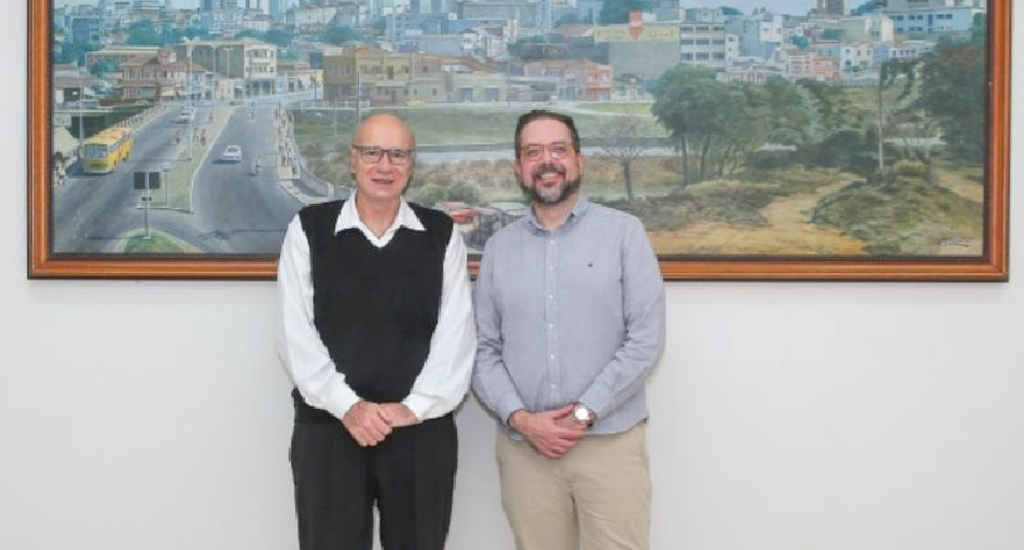 Carlos Hingst Corrá, presidente da diretoria executiva da FUA, e Ricardo Castellani, gerente-geral de comunicação da montadora
