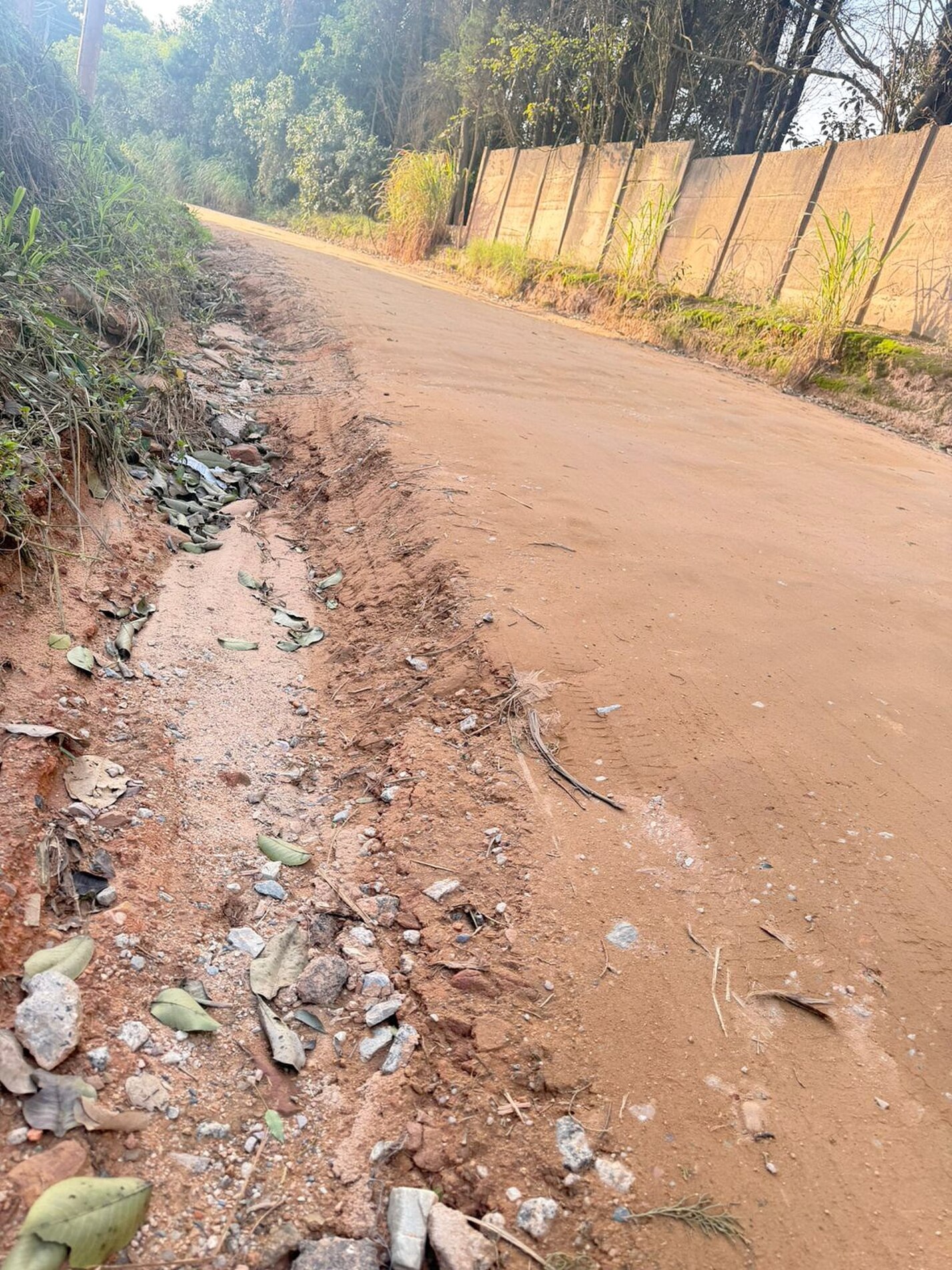Transição entre trecho pavimentado e estrada de terra na Estrada da Sede é apontada por moradores como ponto de risco no bairro 
