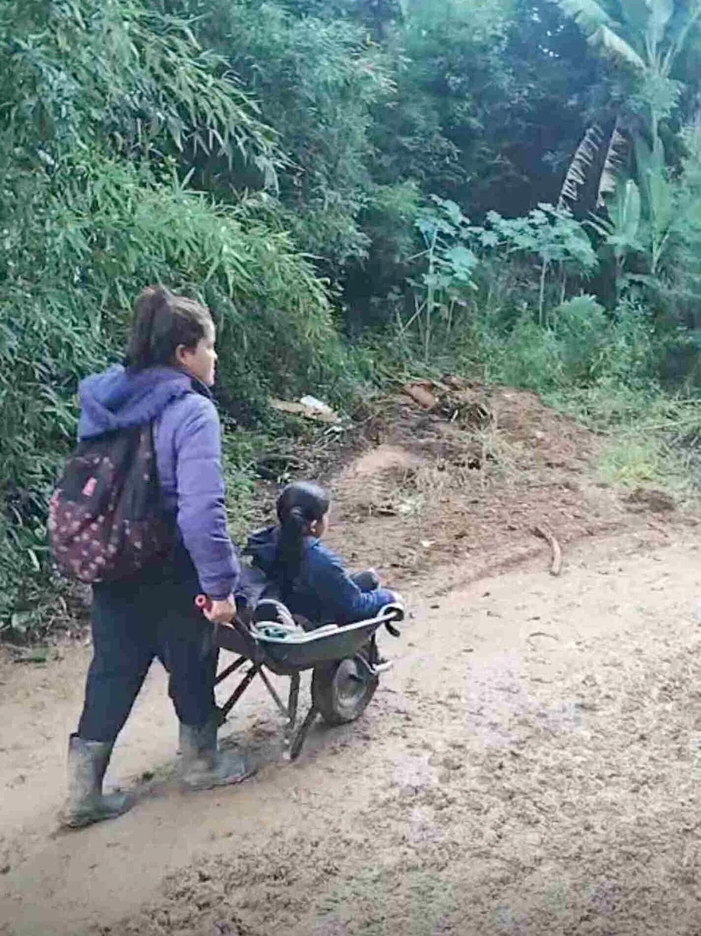 Moradores improvisam transporte de estudantes