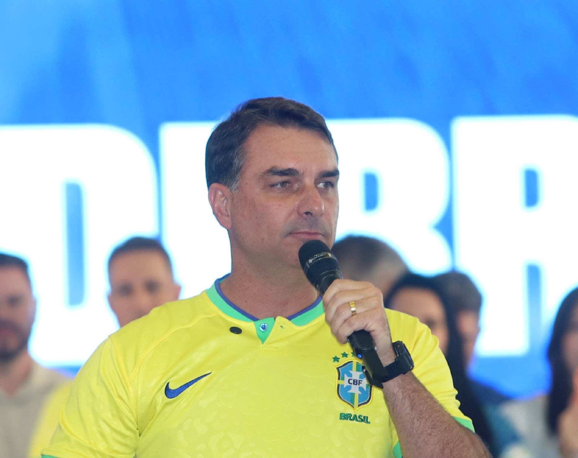 Senador é pré-candidato e embarcou no domingo 
