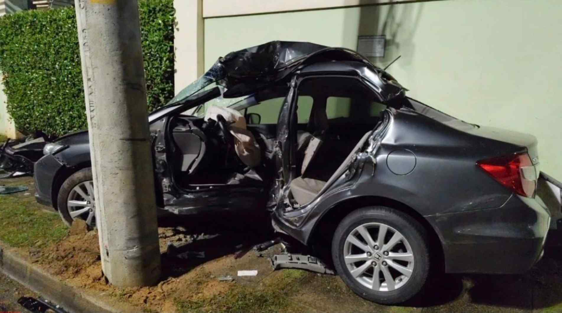 Os policiais encontraram o veículo colidido contra um poste e o jovem preso às ferragens