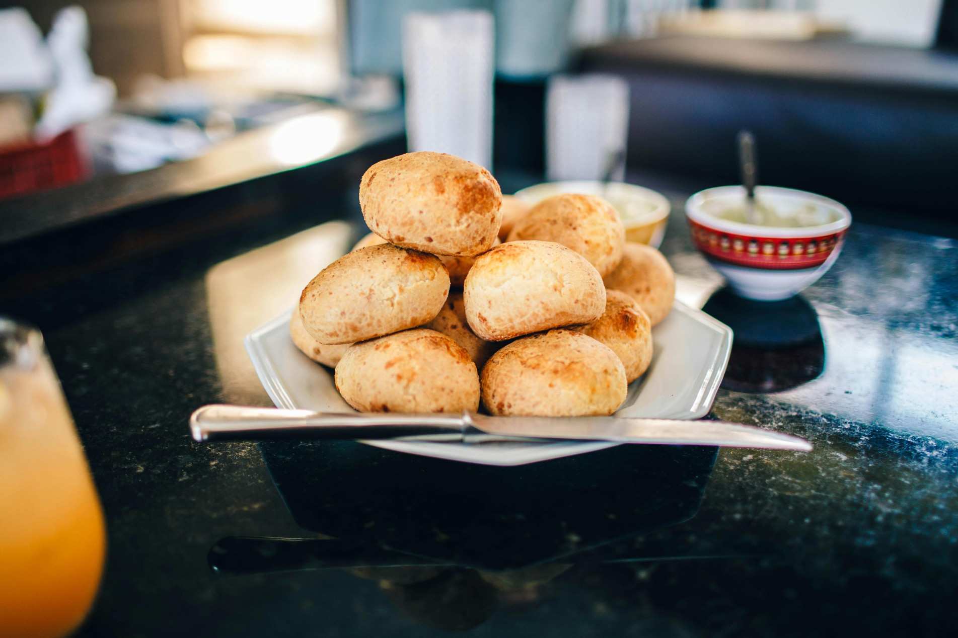Fornada de pão de queijo low-carb sobre a mesa