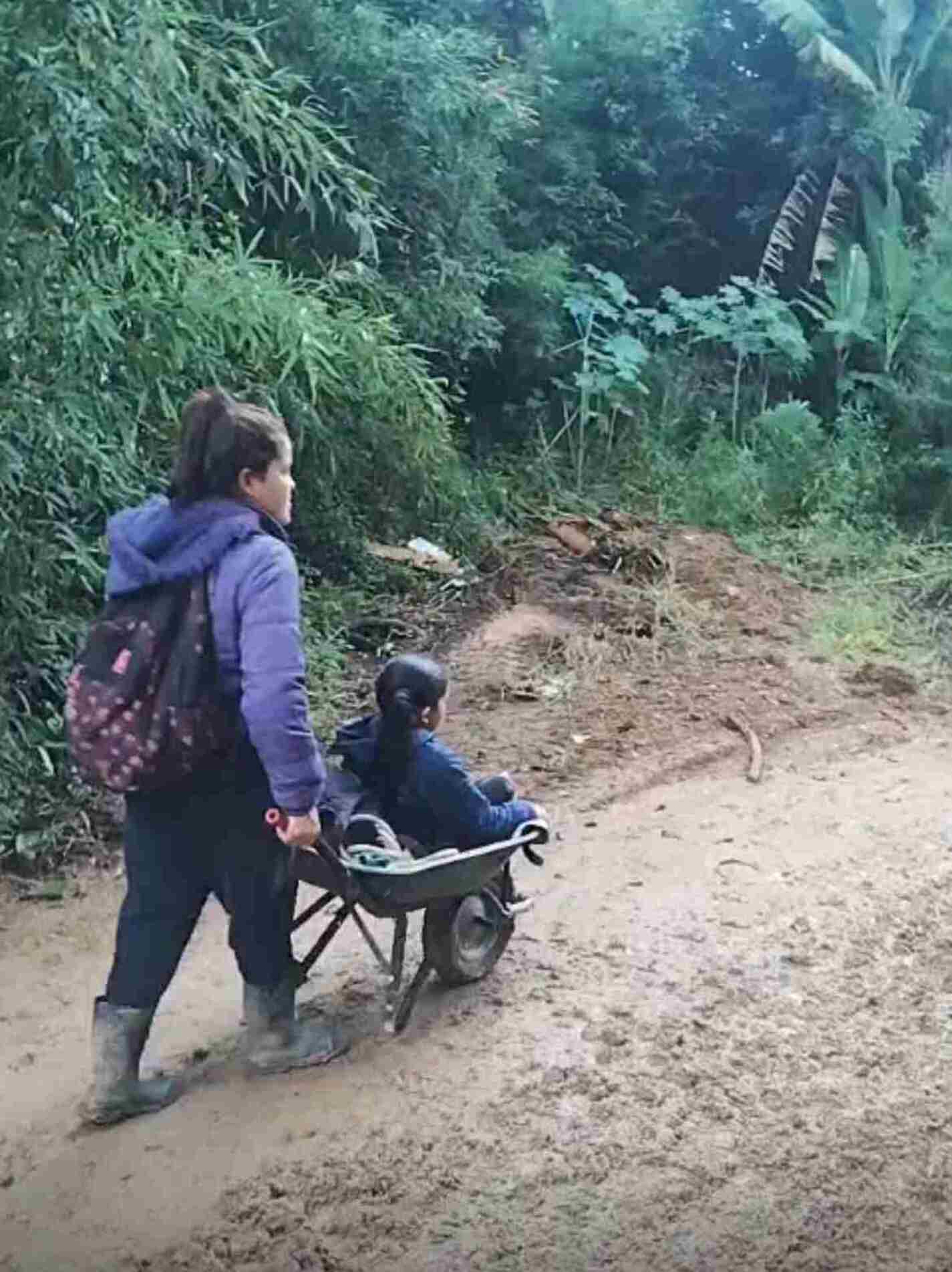 . A situação fez com que ônibus e veículos escolares não passem pela estrada, levando os residentes à realizarem improvisos, como levar estudantes em carroça até um ponto de alcance dos transportes escolares. 
