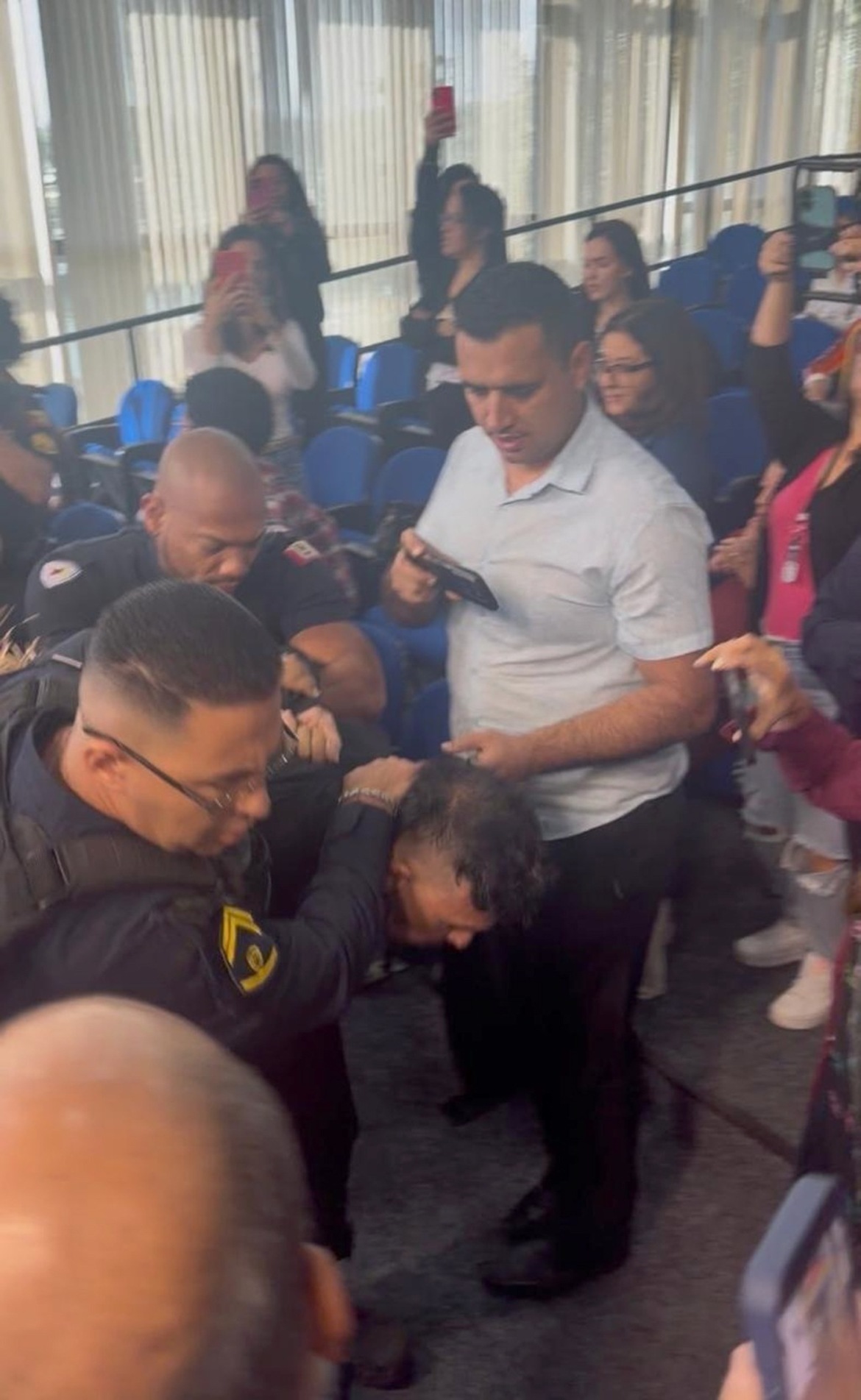 Guardas municipais atuam atendendo a um pedido da presidência do Legislativo