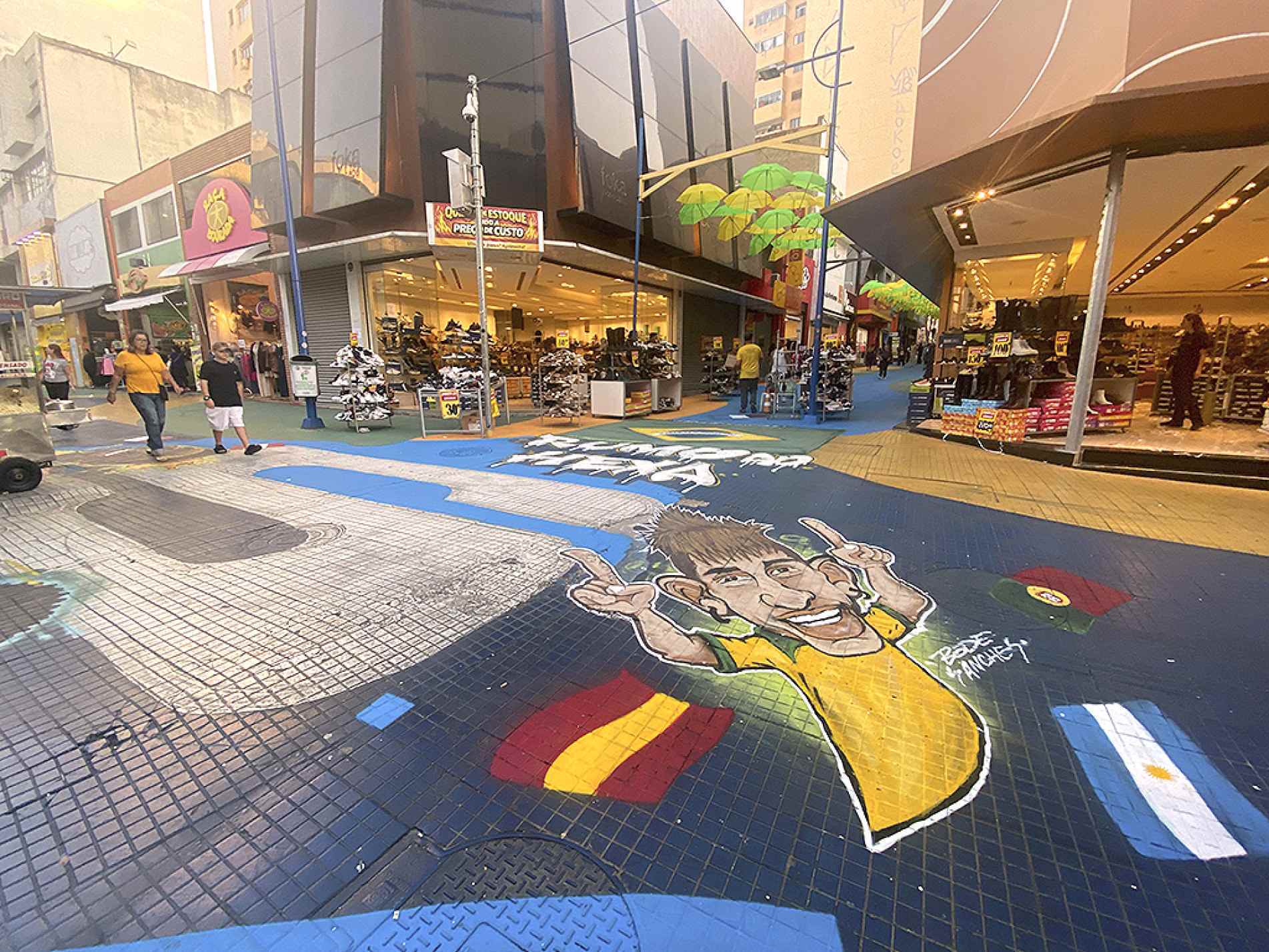 Quem passa pela região central já encontra vias decoradas: até o atacante Neymar ganhou homenagem 
