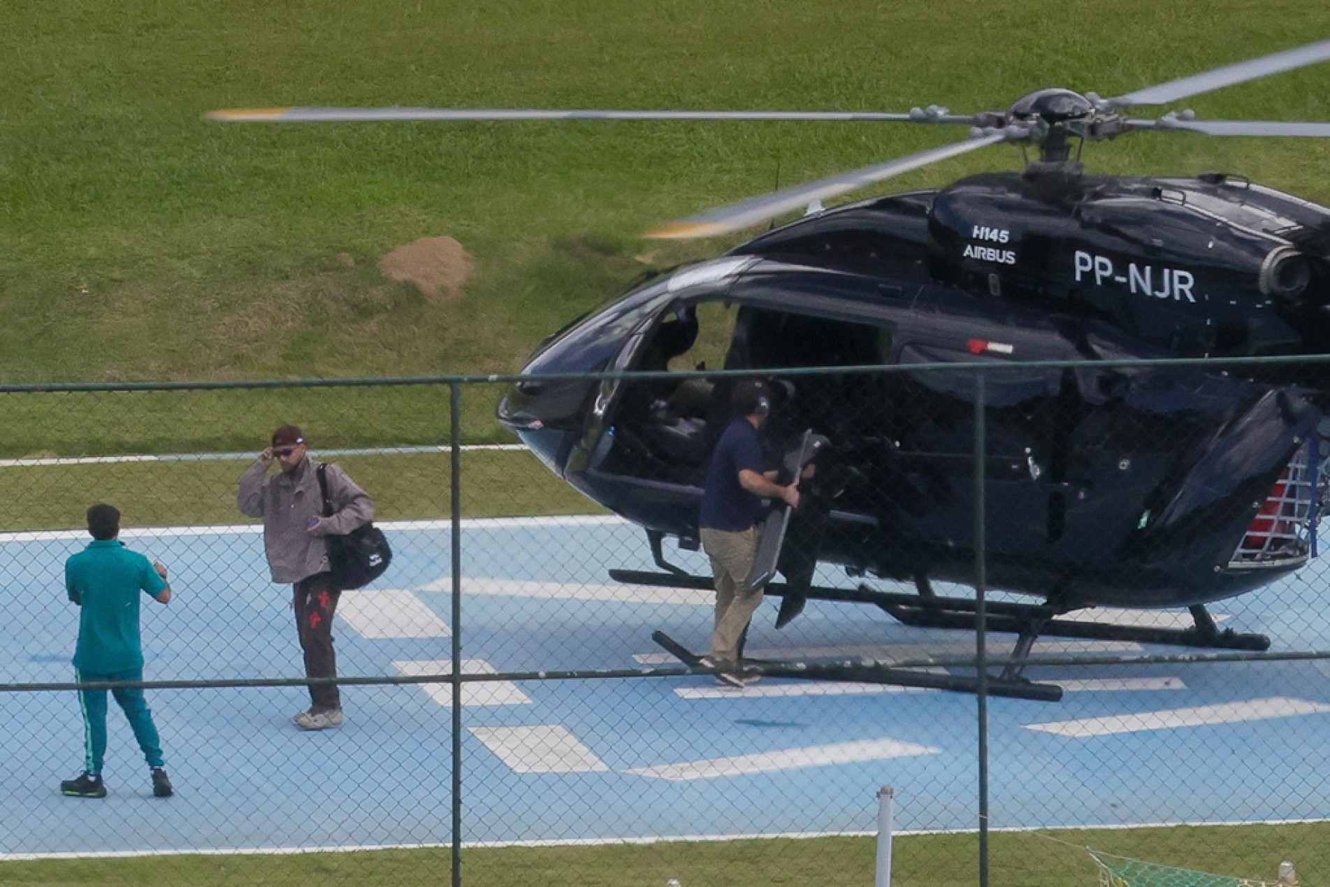 Atacante chegou ao CT, em Teresópolis, de helicóptero