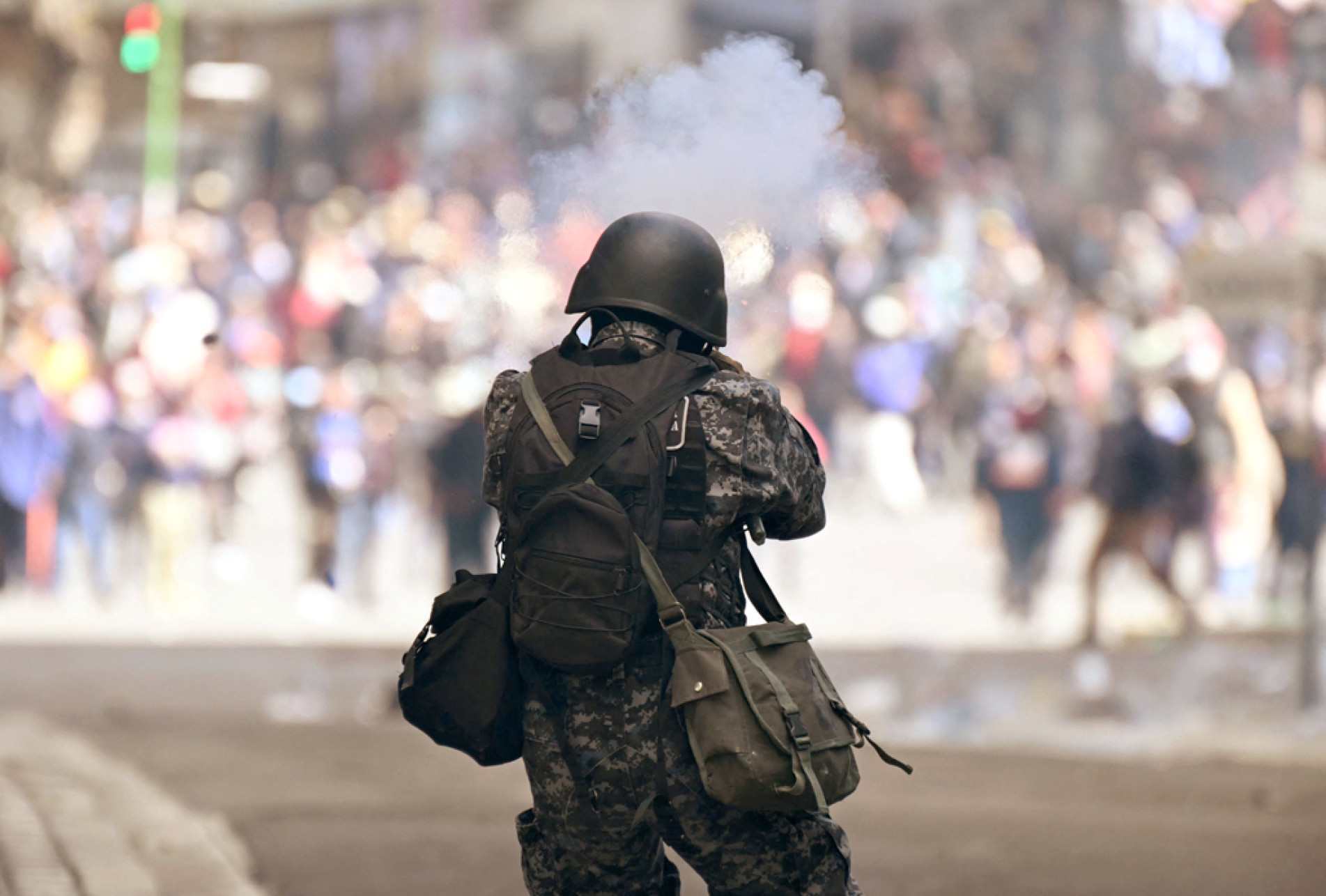 Policiais e manifestantes se enfrentam nas ruas 
