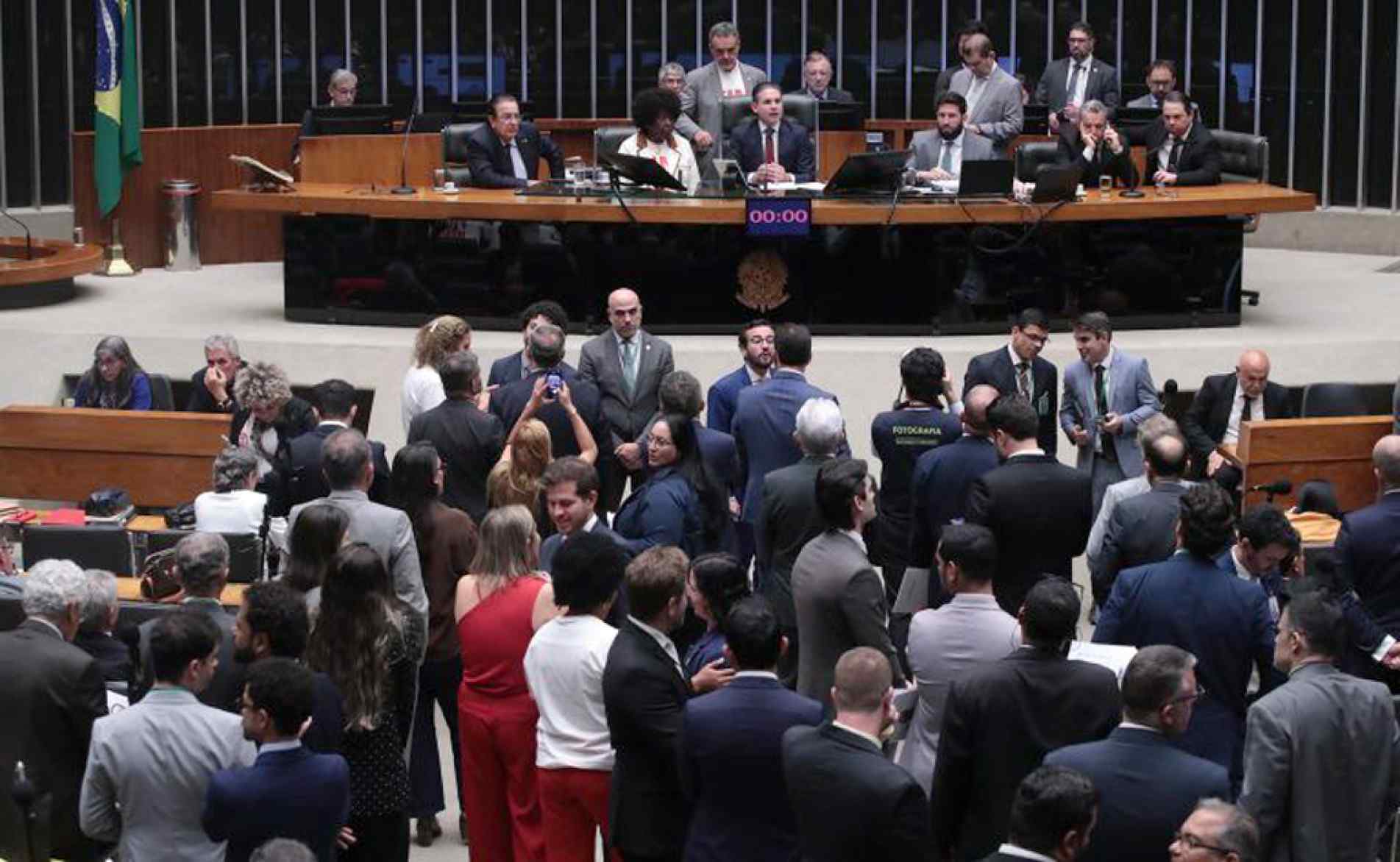 Votação no plenário da Câmara era realizada ontem à noite
