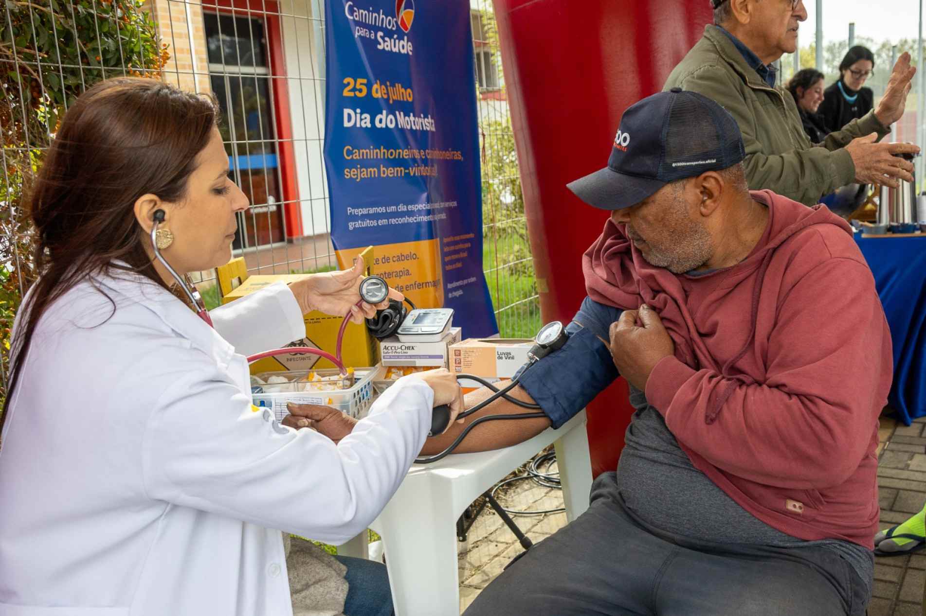 Entre os serviços oferecidos estão testes de glicemia e colesterol, aferição de pressão arterial, cálculo de IMC, avaliação de acuidade visual, corte de cabelo e massagem bioenergética.