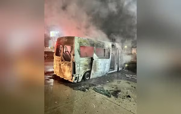 Van da Saúde de Riversul ficou destruída após incêndio na Raposo Tavares, em Sorocab