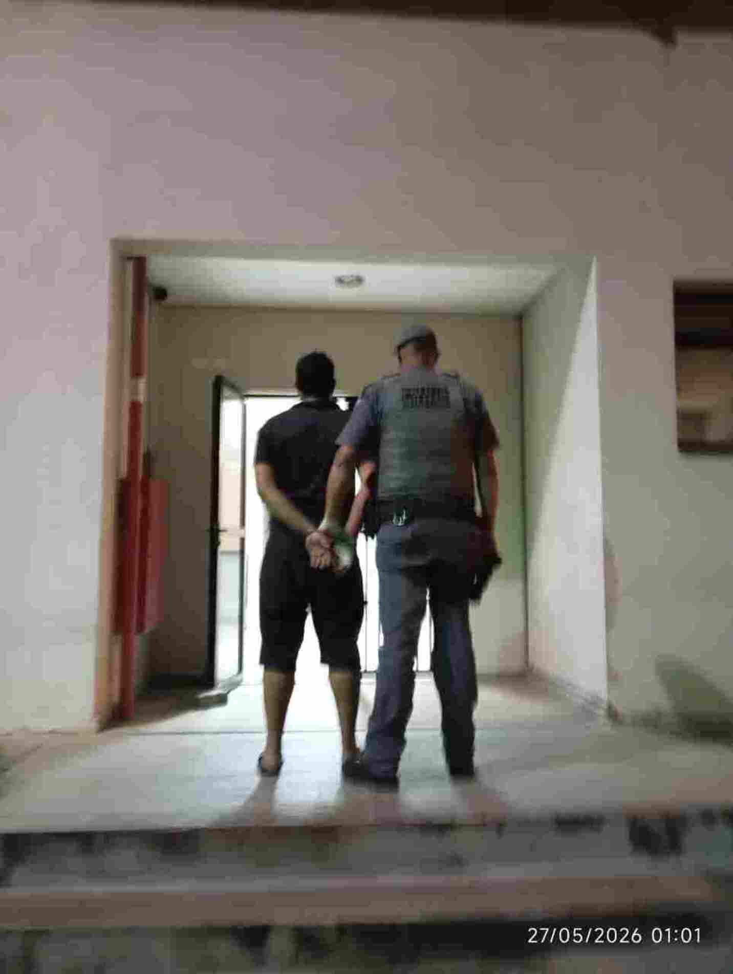 O suspeito ao ser informado de que seria conduzido ao pronto atendimento e posteriormente à delegacia, passou a apresentar comportamento agressivo, sendo necessário o uso de algemas